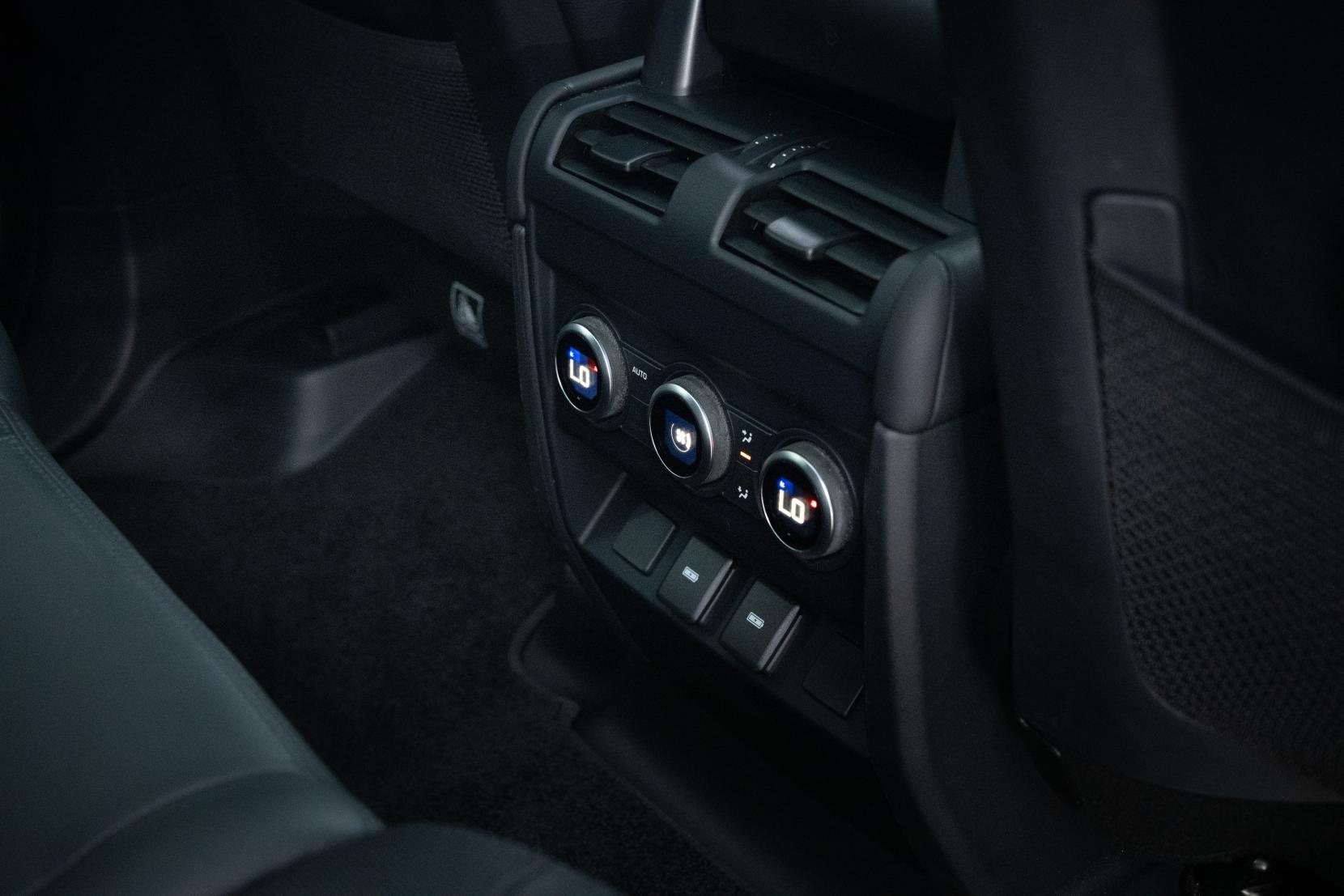 Land Rover Defender 110 view 12