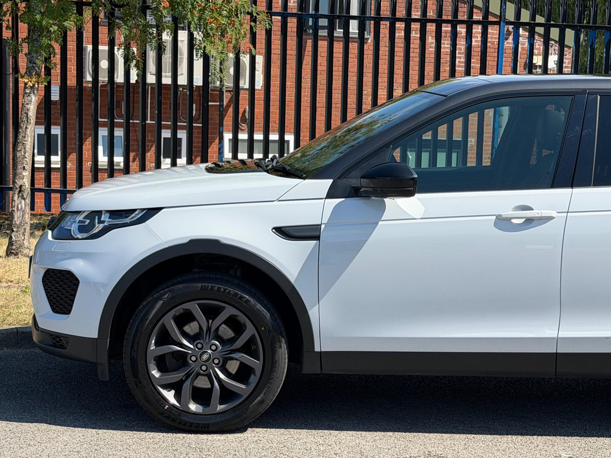 Land Rover Discovery Sport view 8