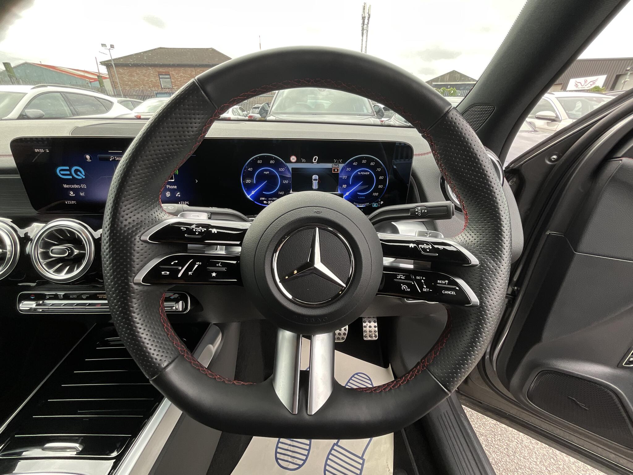 Mercedes-Benz Eqb view 21
