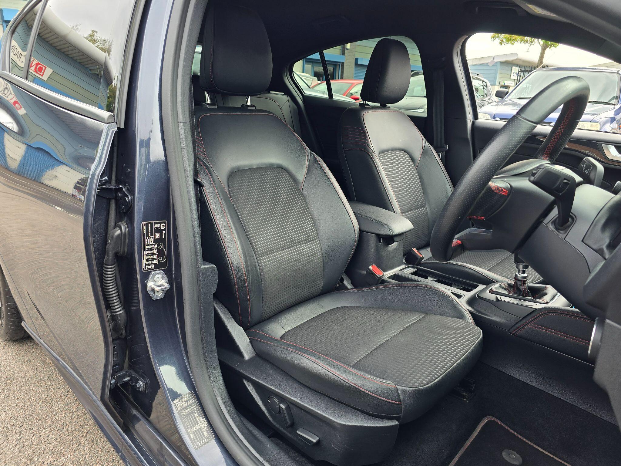Ford Focus view 8