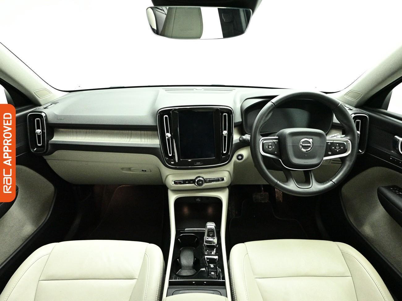 Volvo XC40 view 2