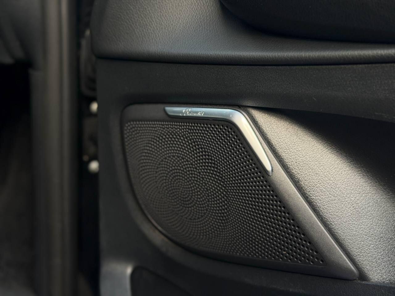 Mercedes-Benz V-Class view 29