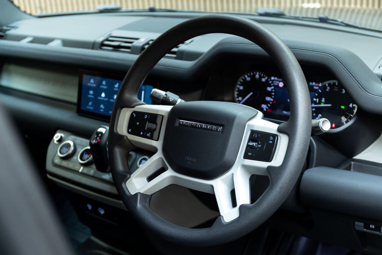 Land Rover Defender 110 view 40