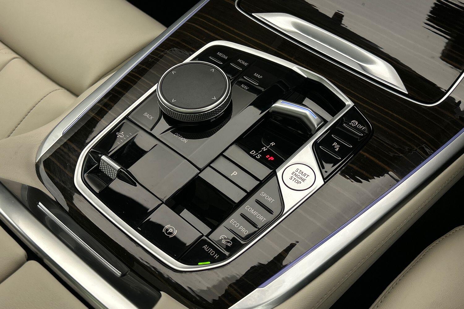 BMW X7 view 11