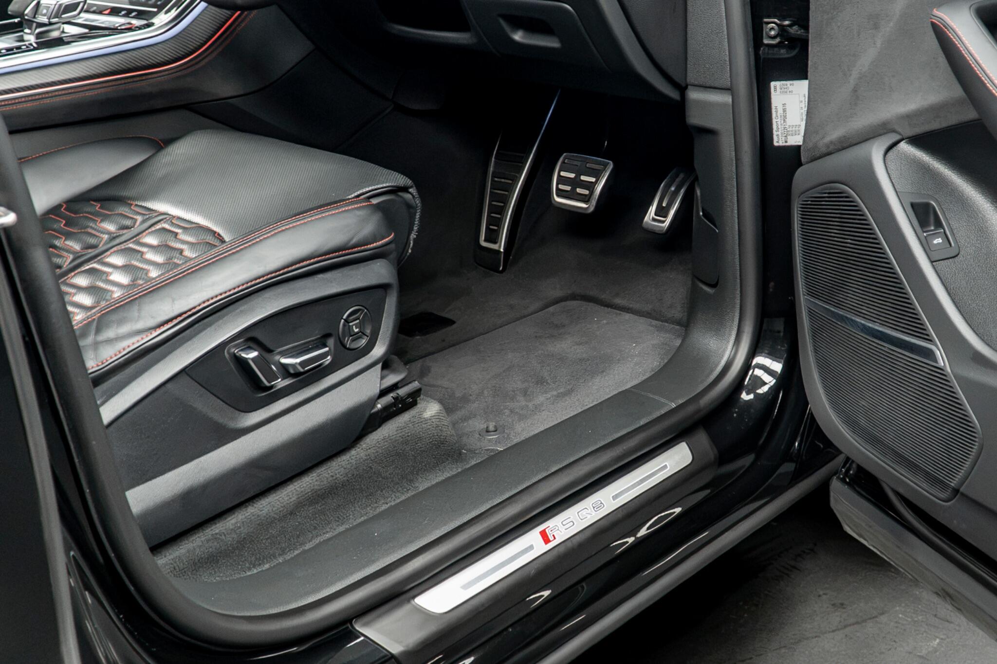 Audi RS Q8 view 45