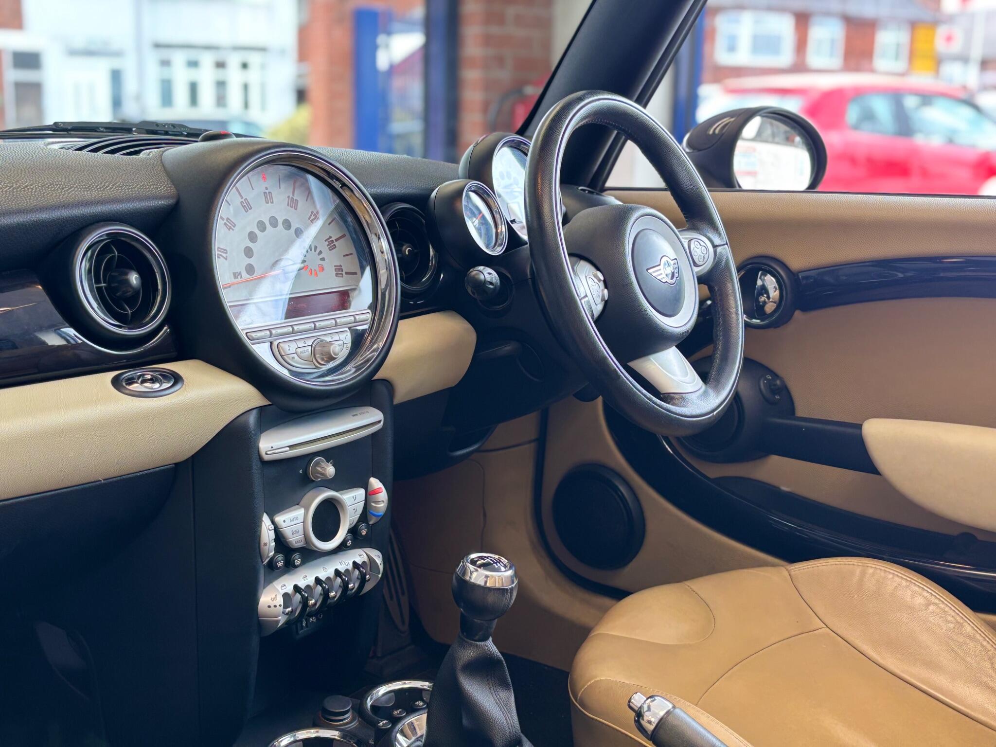 Mini Convertible view 28