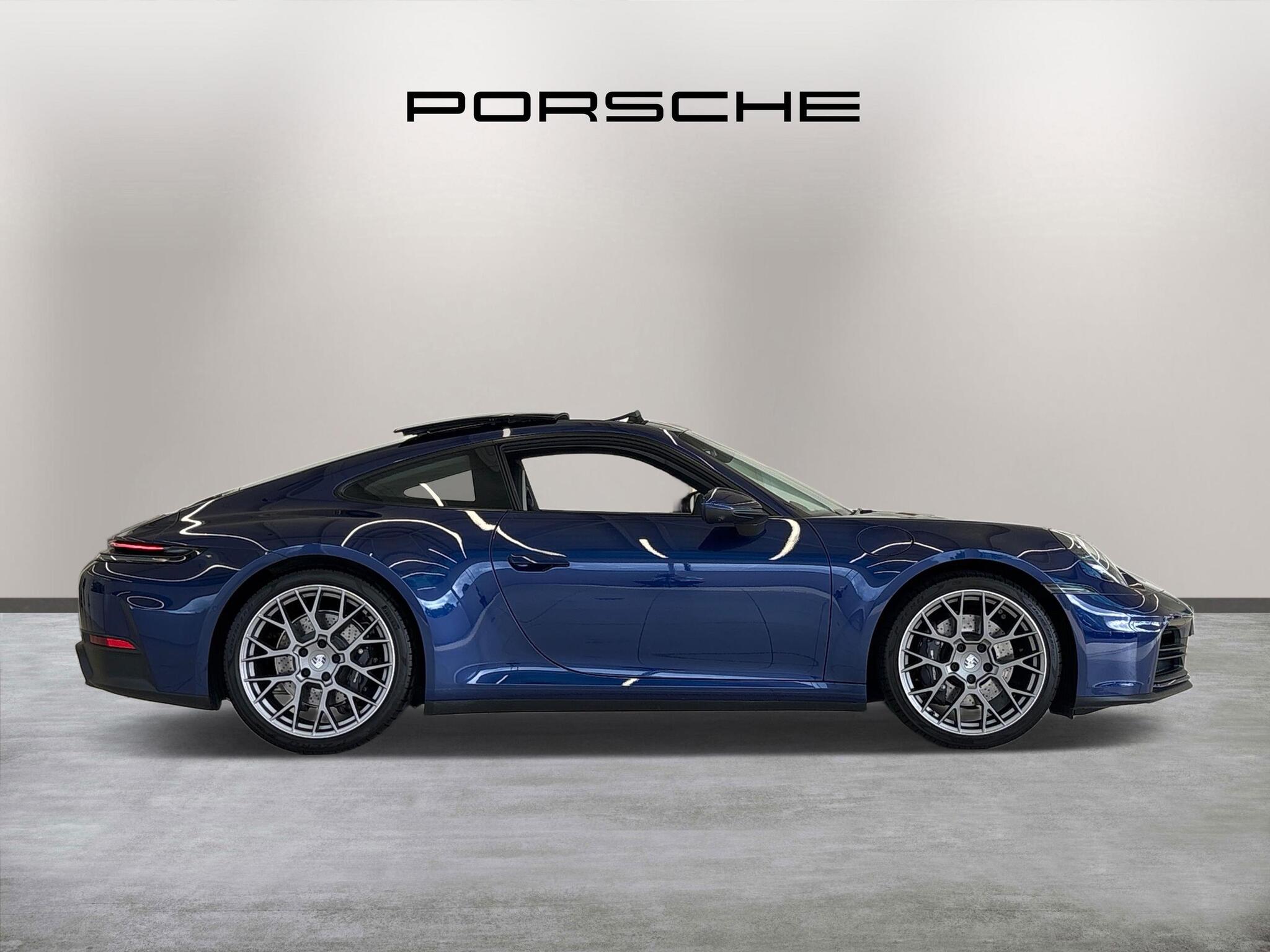 Porsche 911 view 8