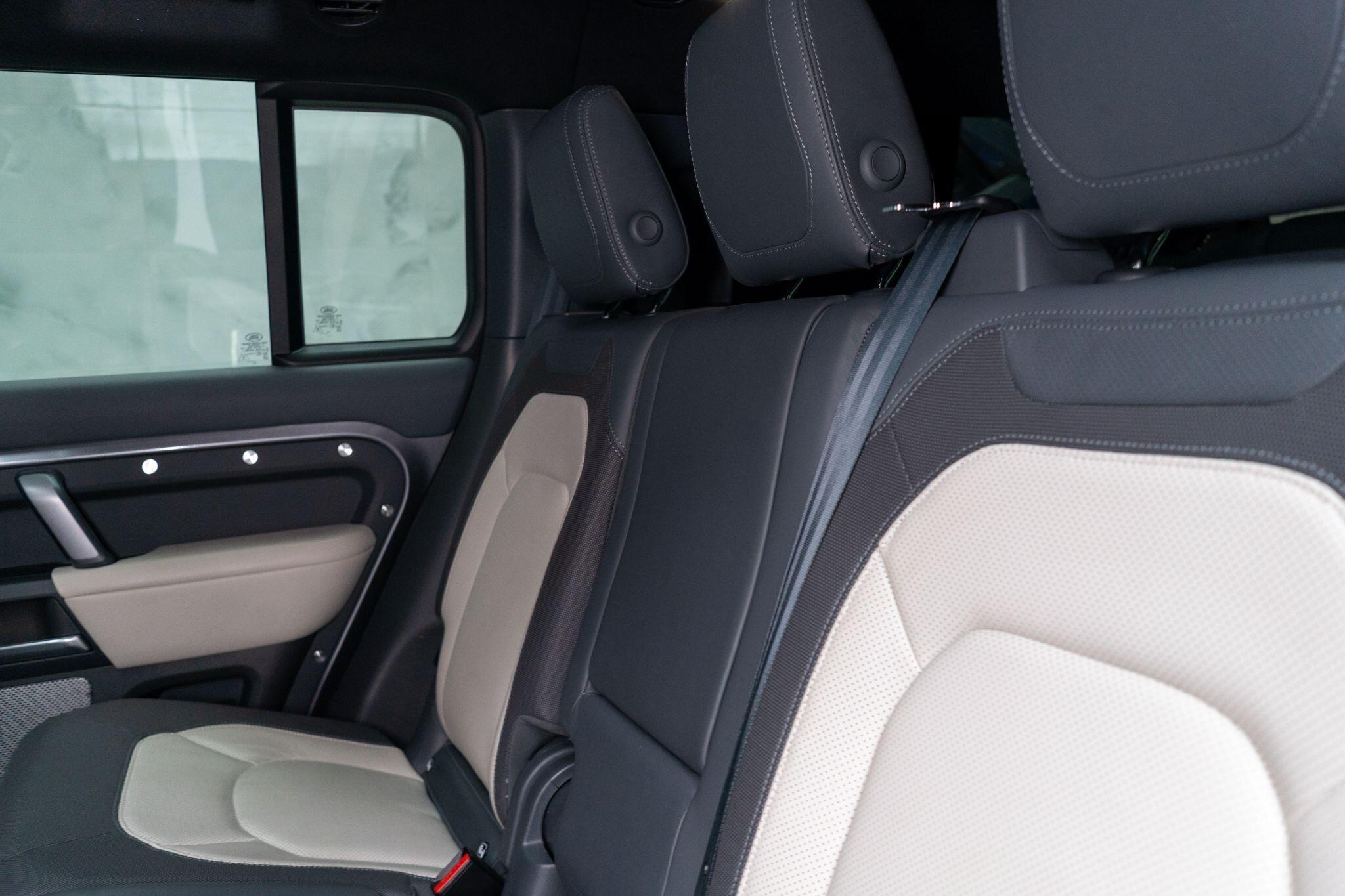 Land Rover Defender view 41