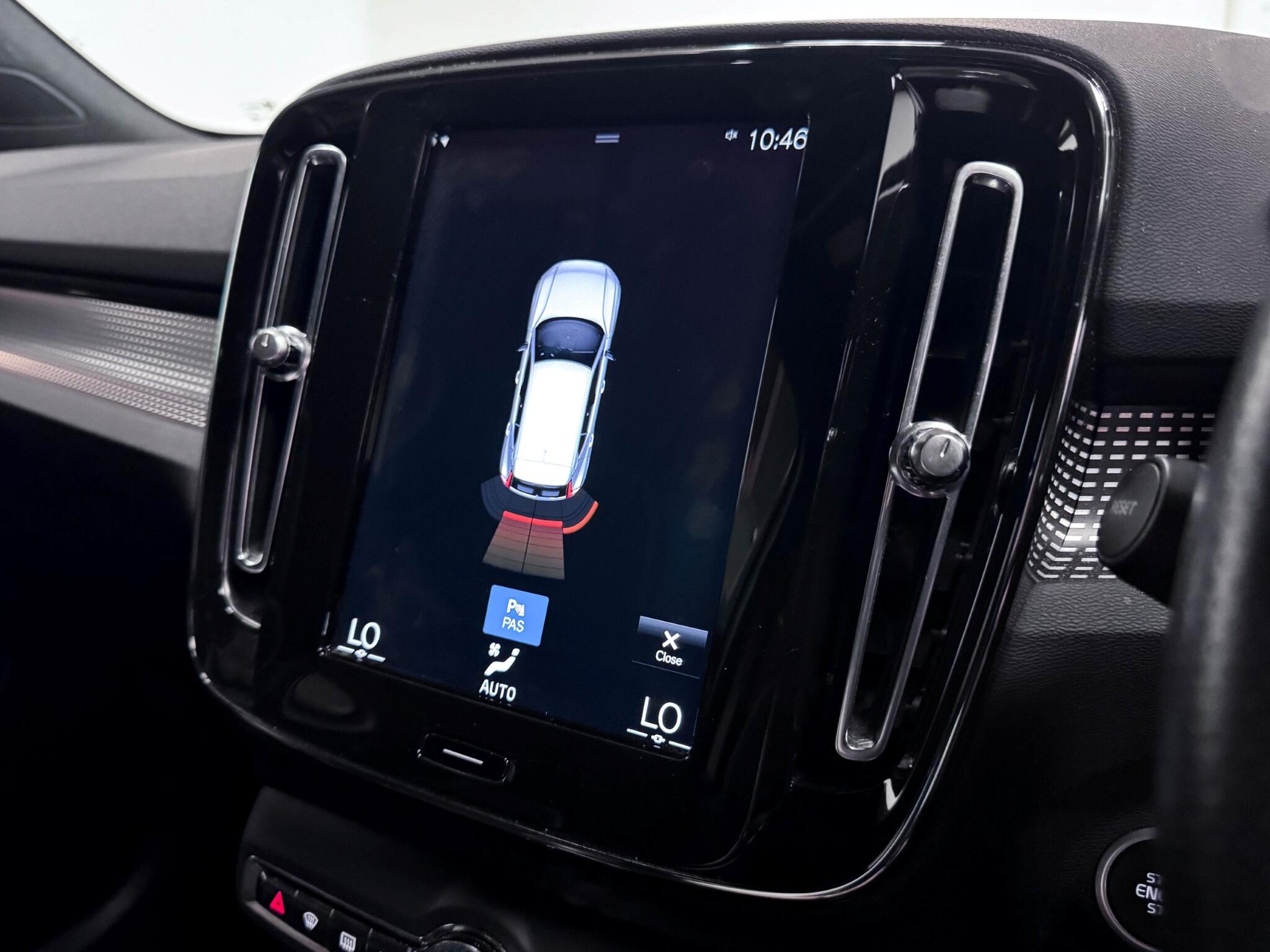 Volvo XC40 view 40