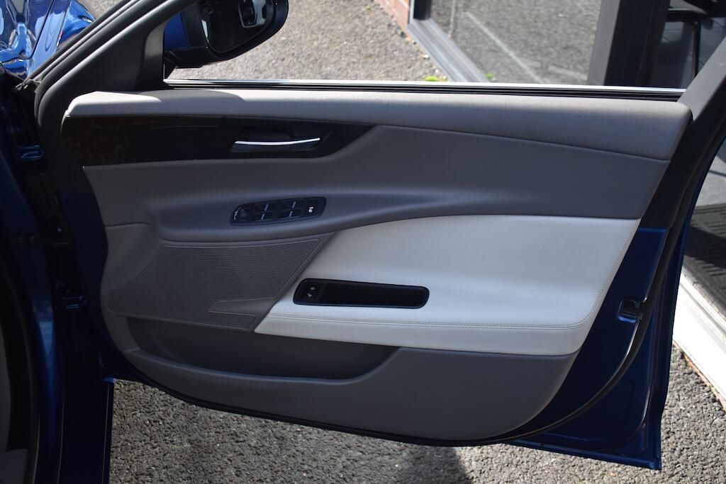 Jaguar Xe view 27