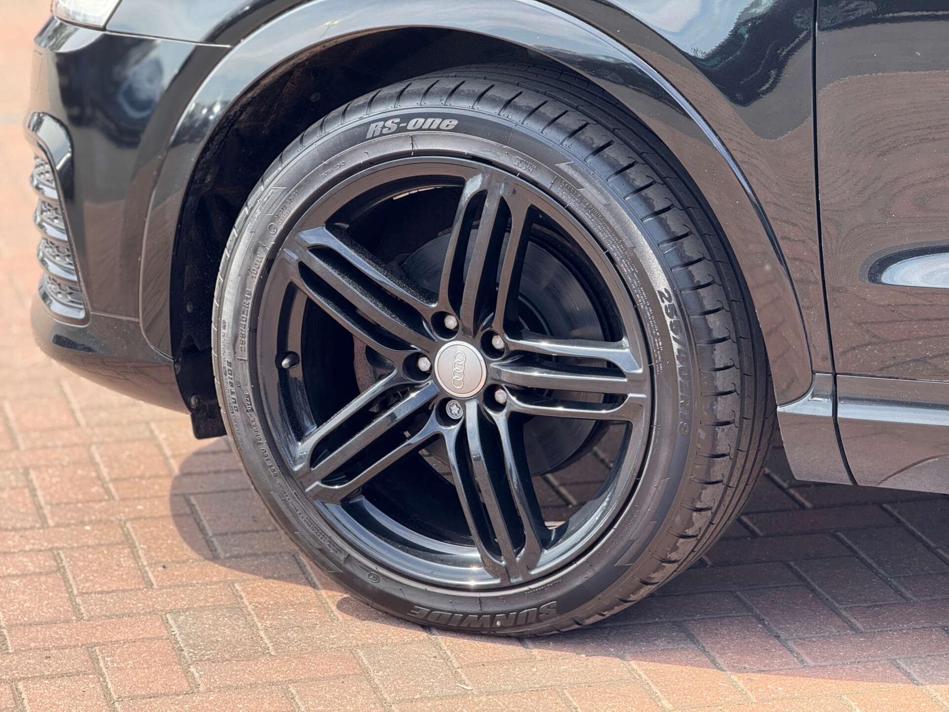 Audi Q3 view 9