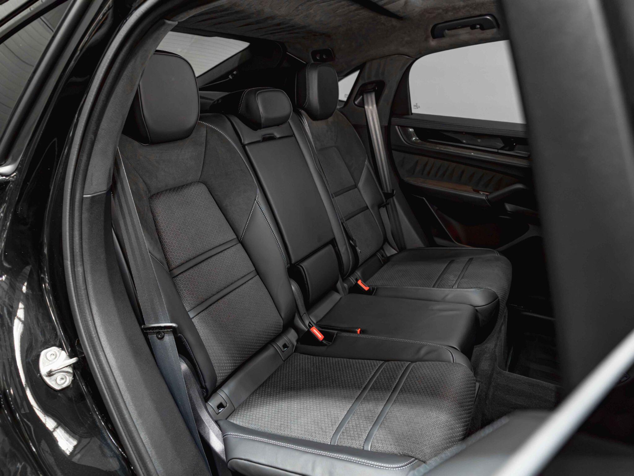 Porsche Cayenne view 27