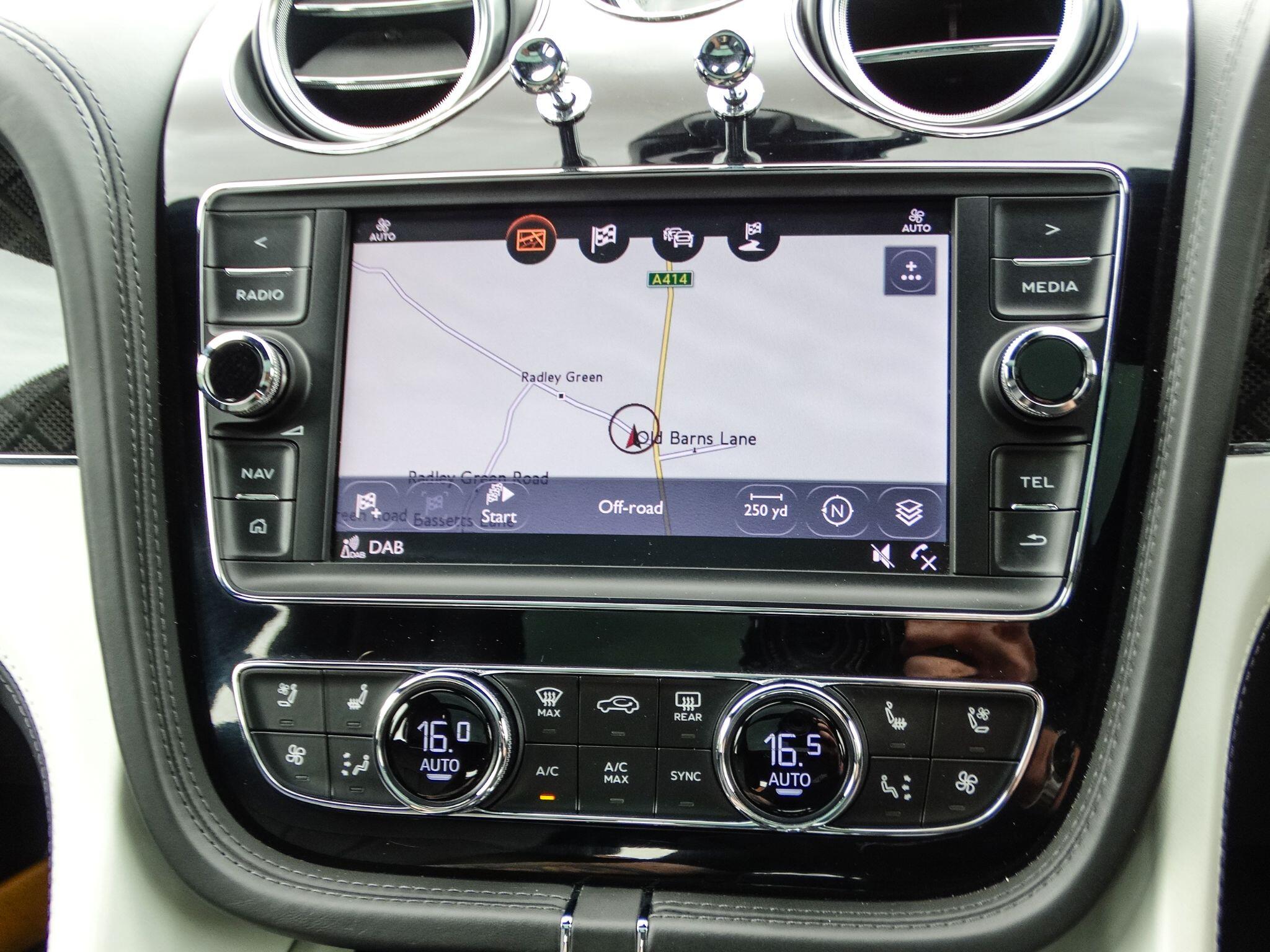 Bentley Bentayga view 35