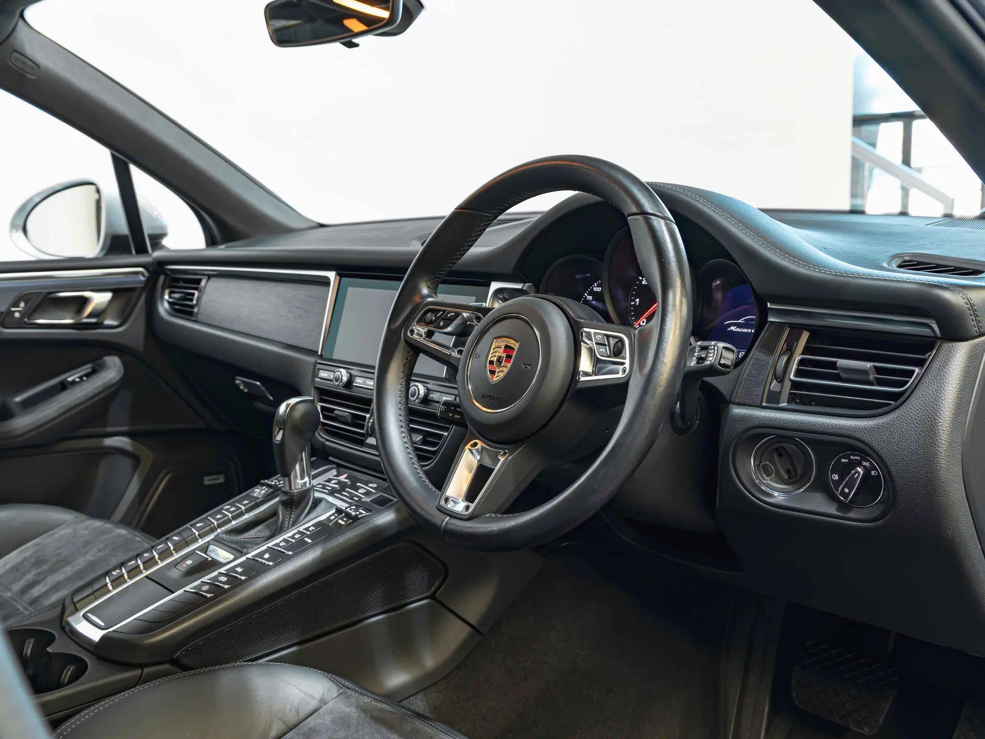 Porsche Macan view 16