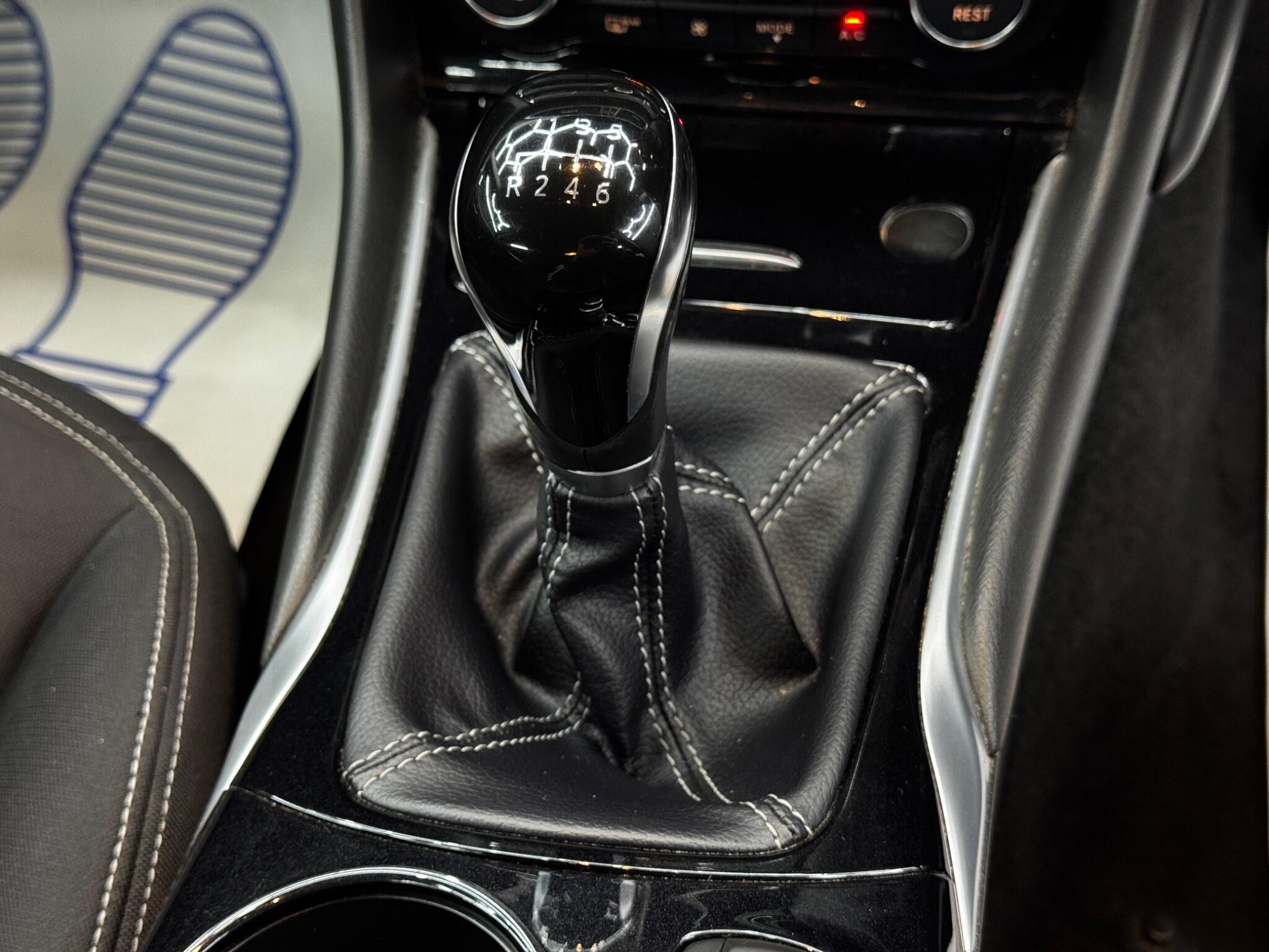 Infiniti Q30 view 27