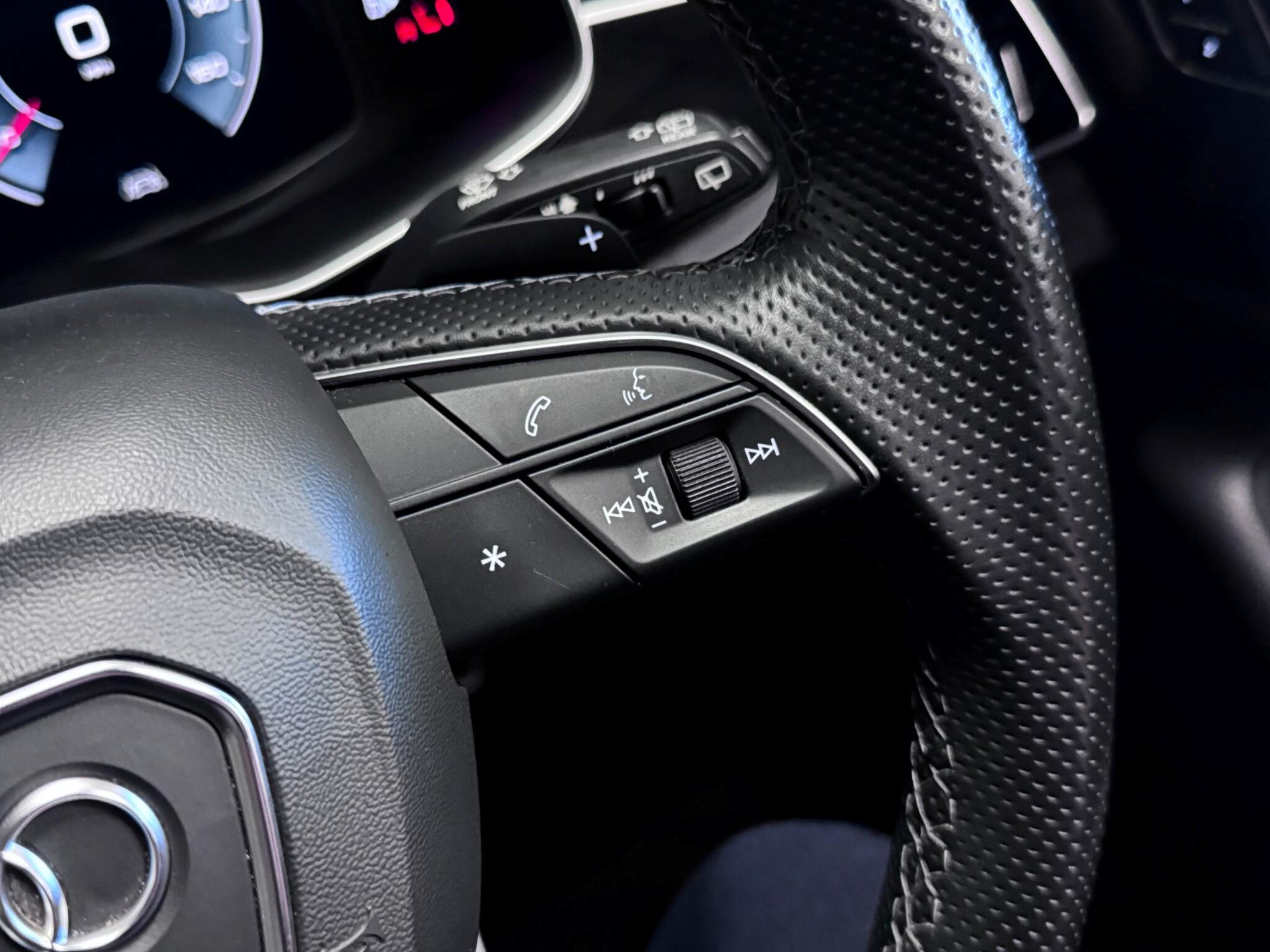 Audi Q8 view 13