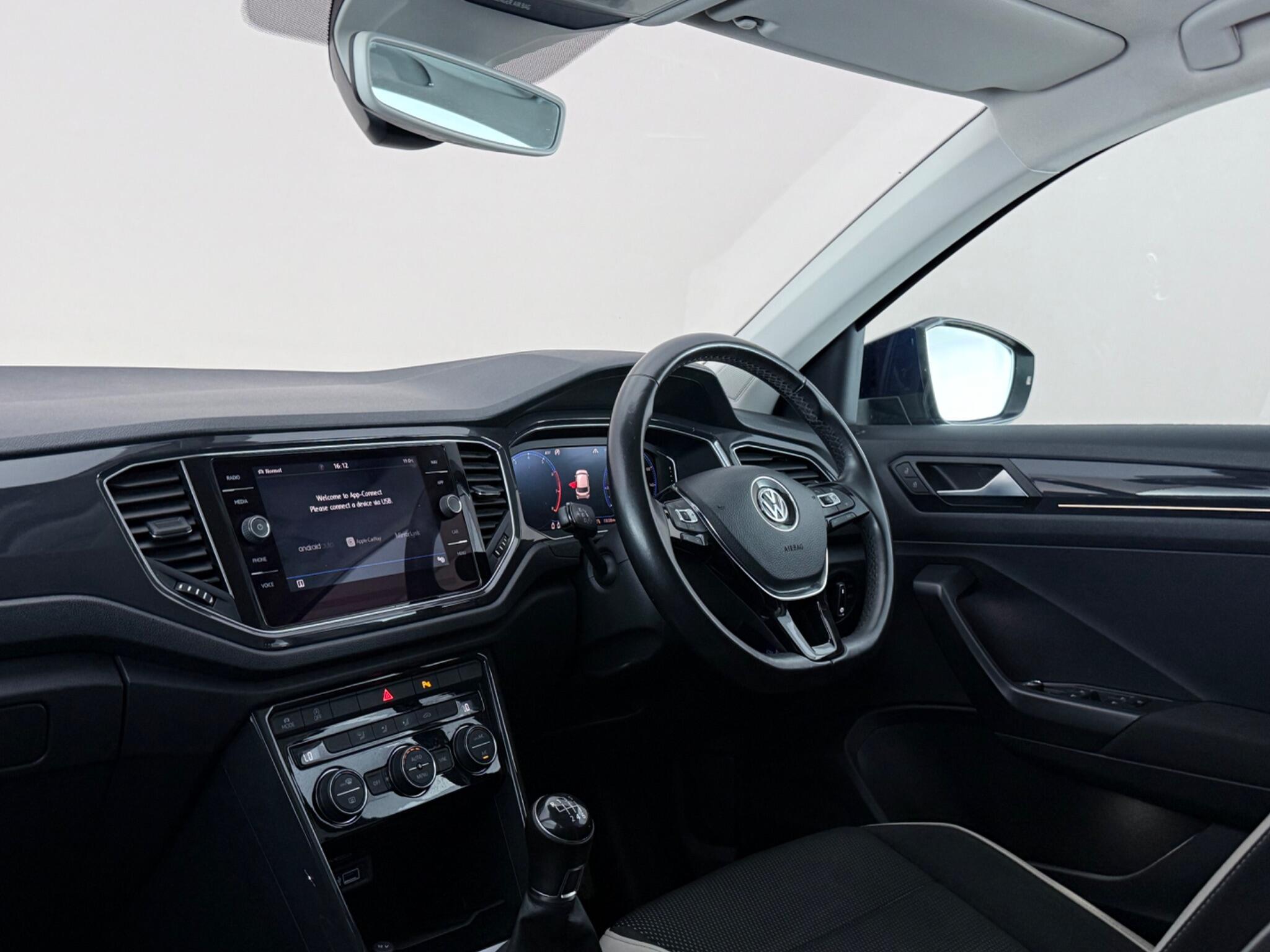 Volkswagen T-Roc view 4