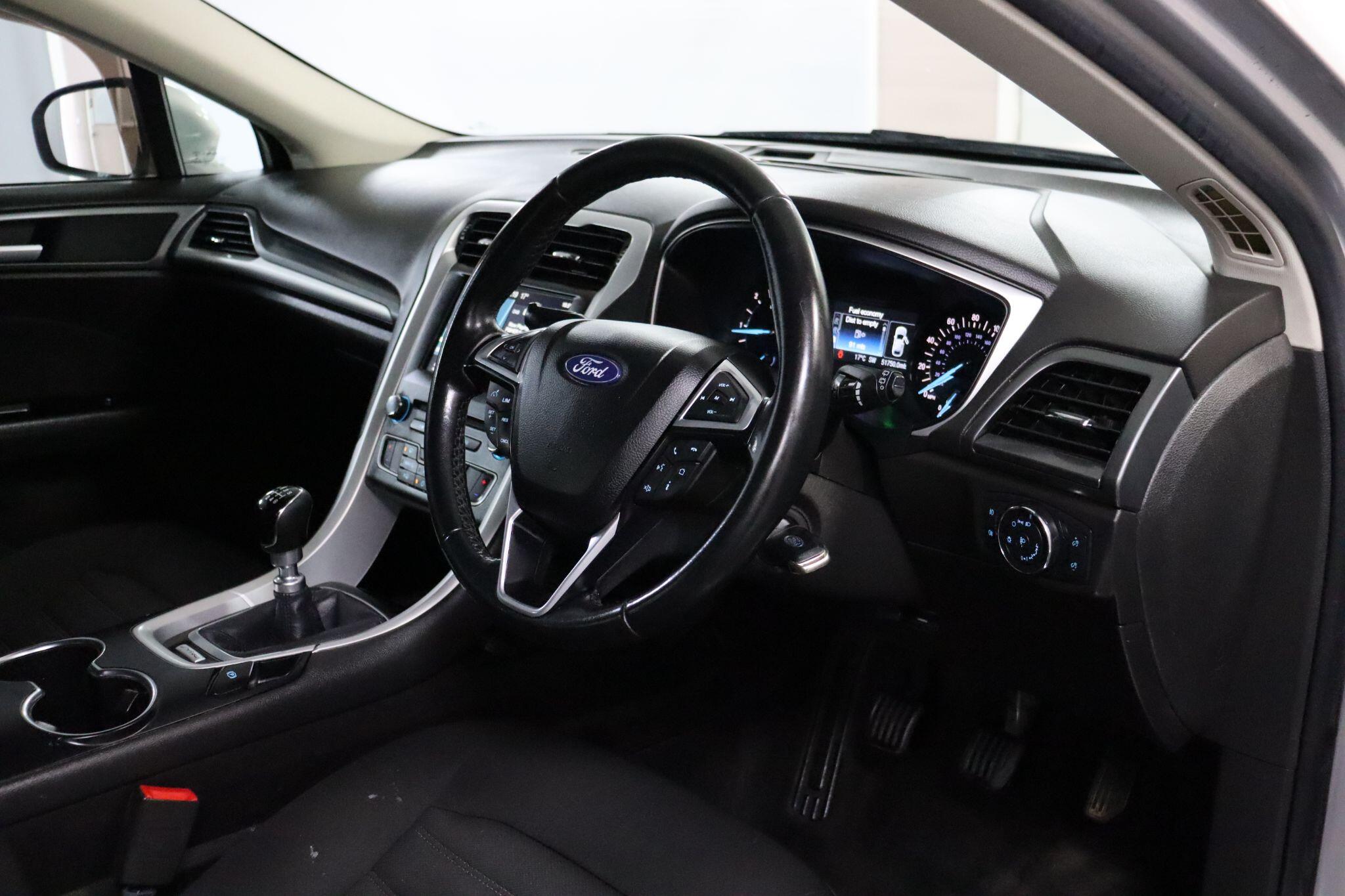 Ford Mondeo view 5