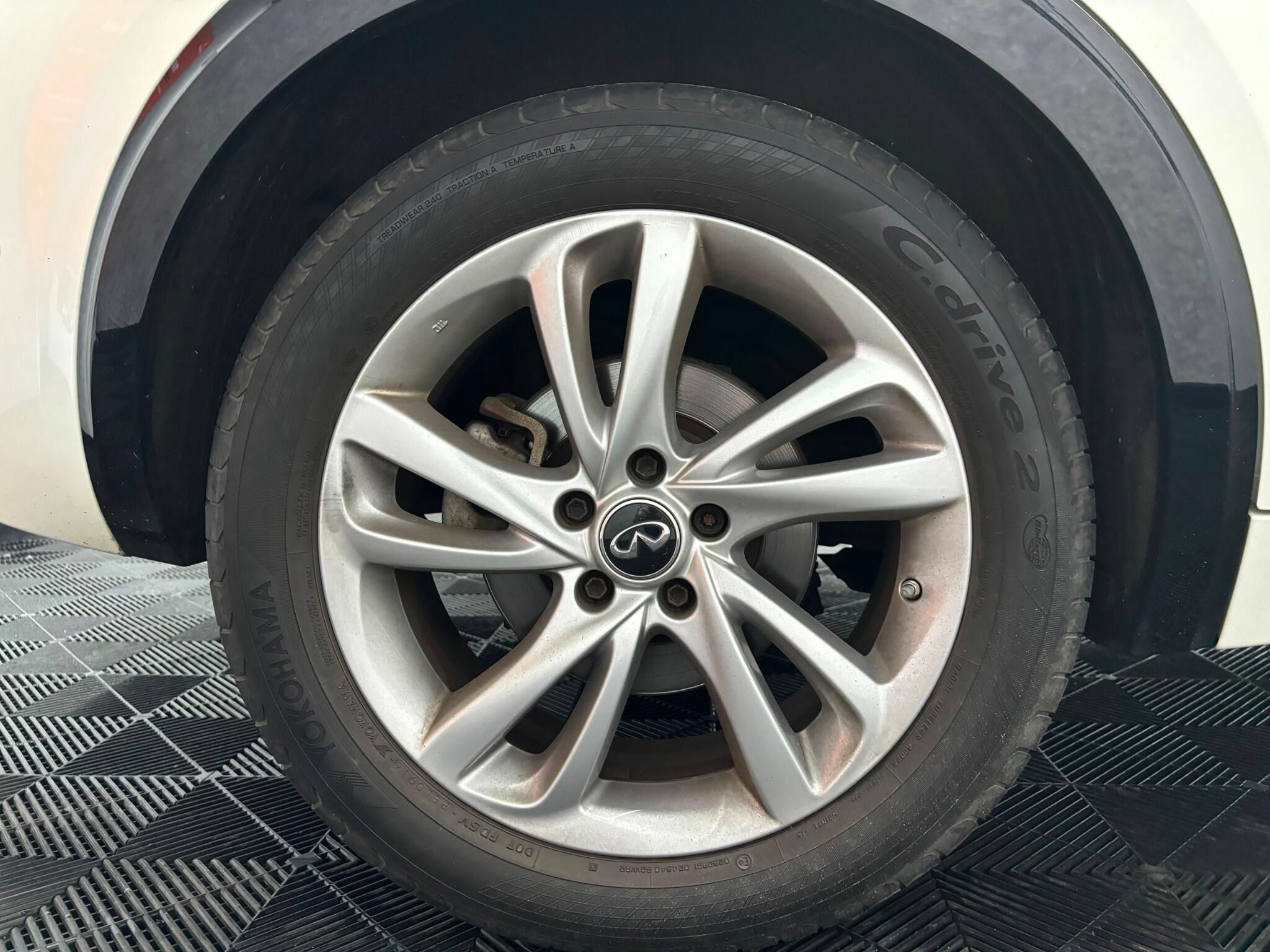 Infiniti Q30 view 25