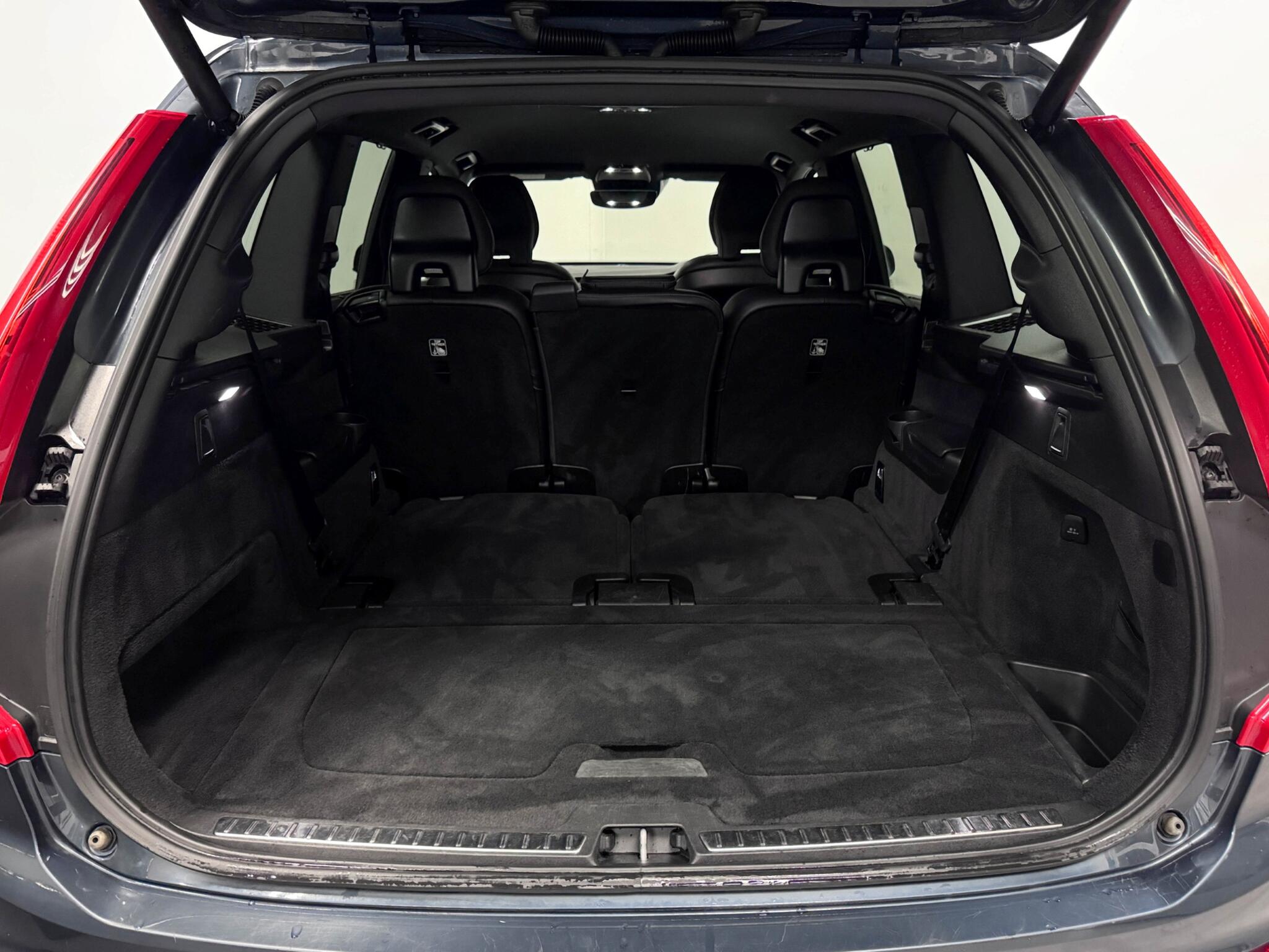 Volvo XC90 view 8