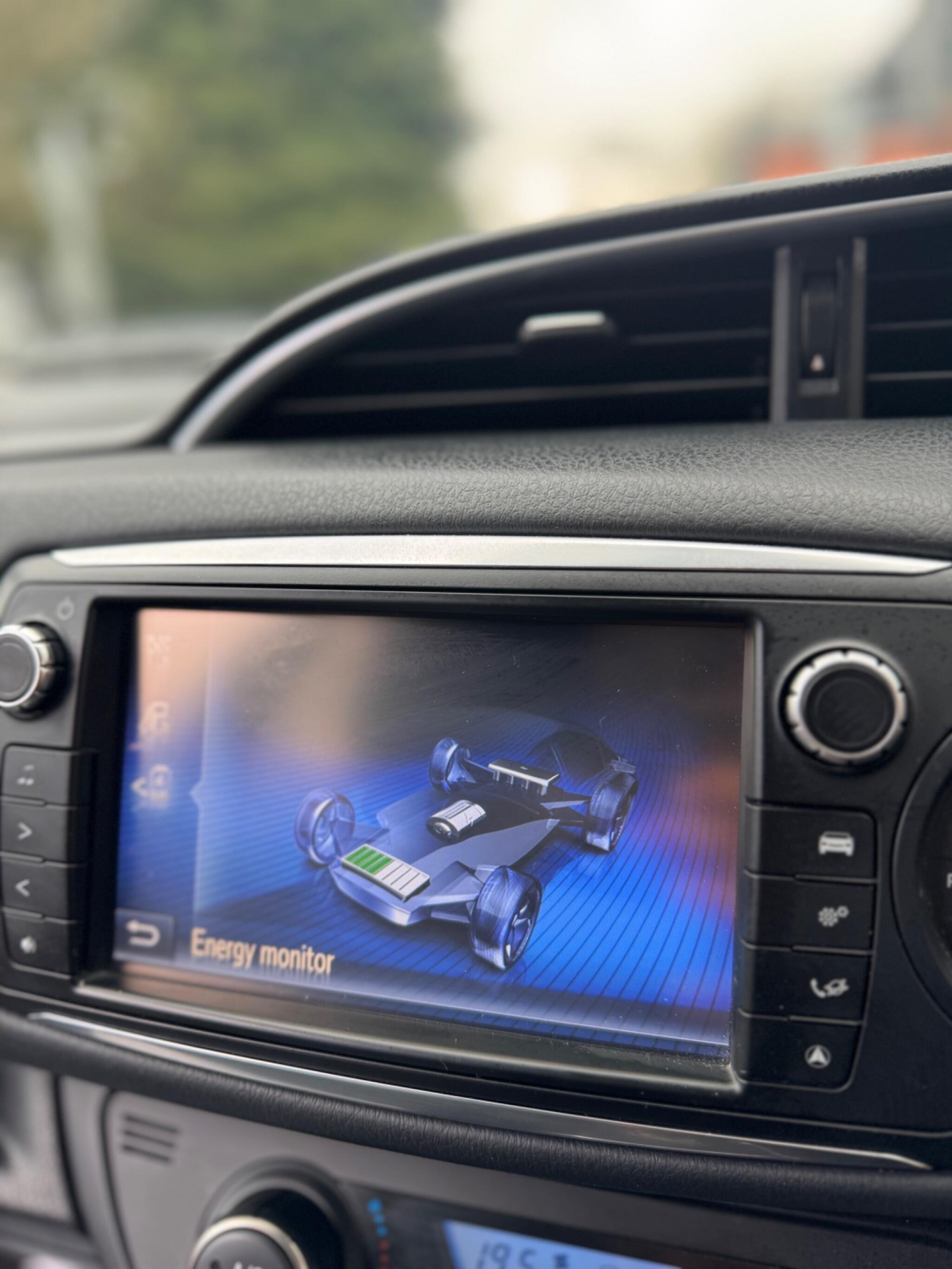 2017 Toyota Yaris 1.5 VVT-h Excel E-CVT Euro 6 (s/s) 5dr (15in Alloy) image 54