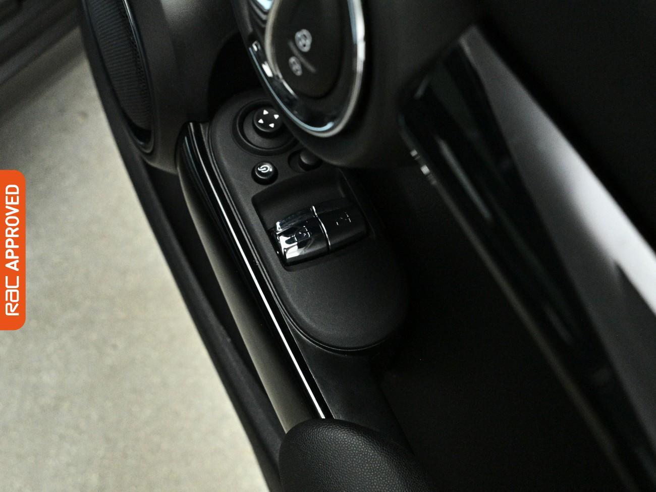 Mini Hatch view 27
