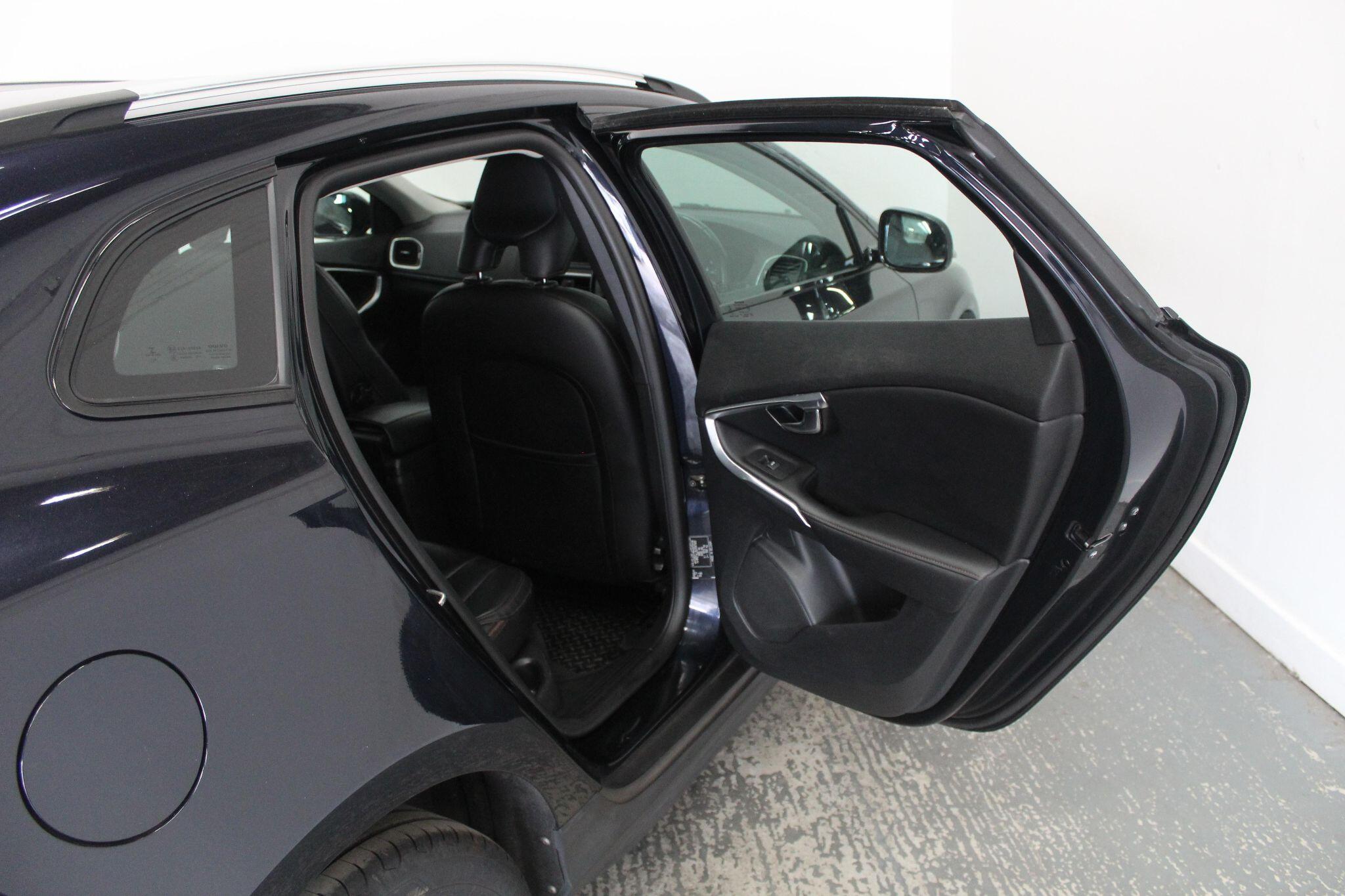 Volvo V40 Cross Country view 25
