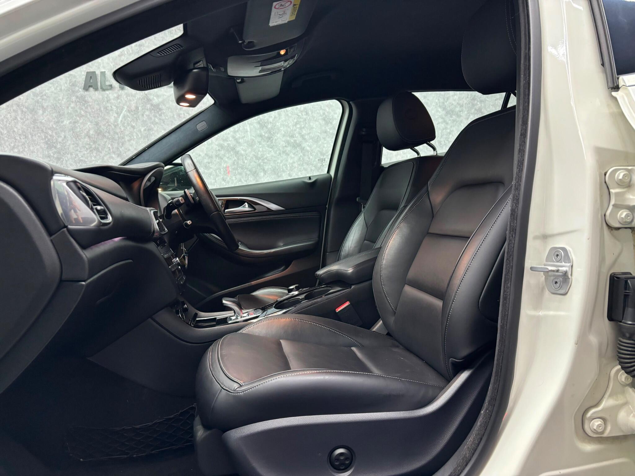 Infiniti Q30 view 13