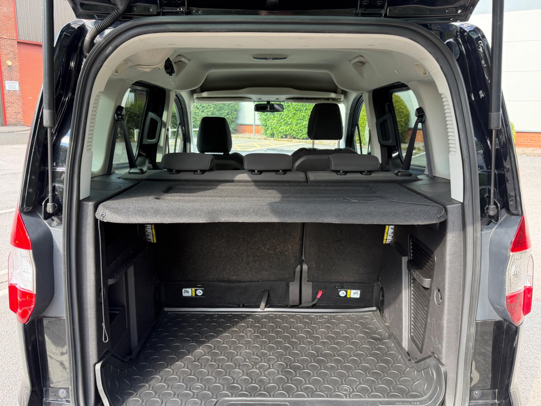 Ford Tourneo Courier view 32