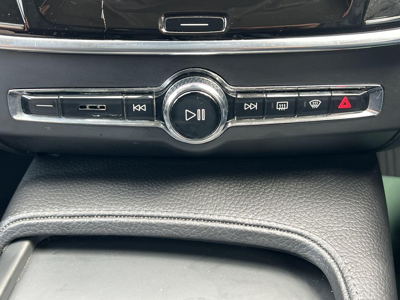 Volvo V90 Cross Country view 37