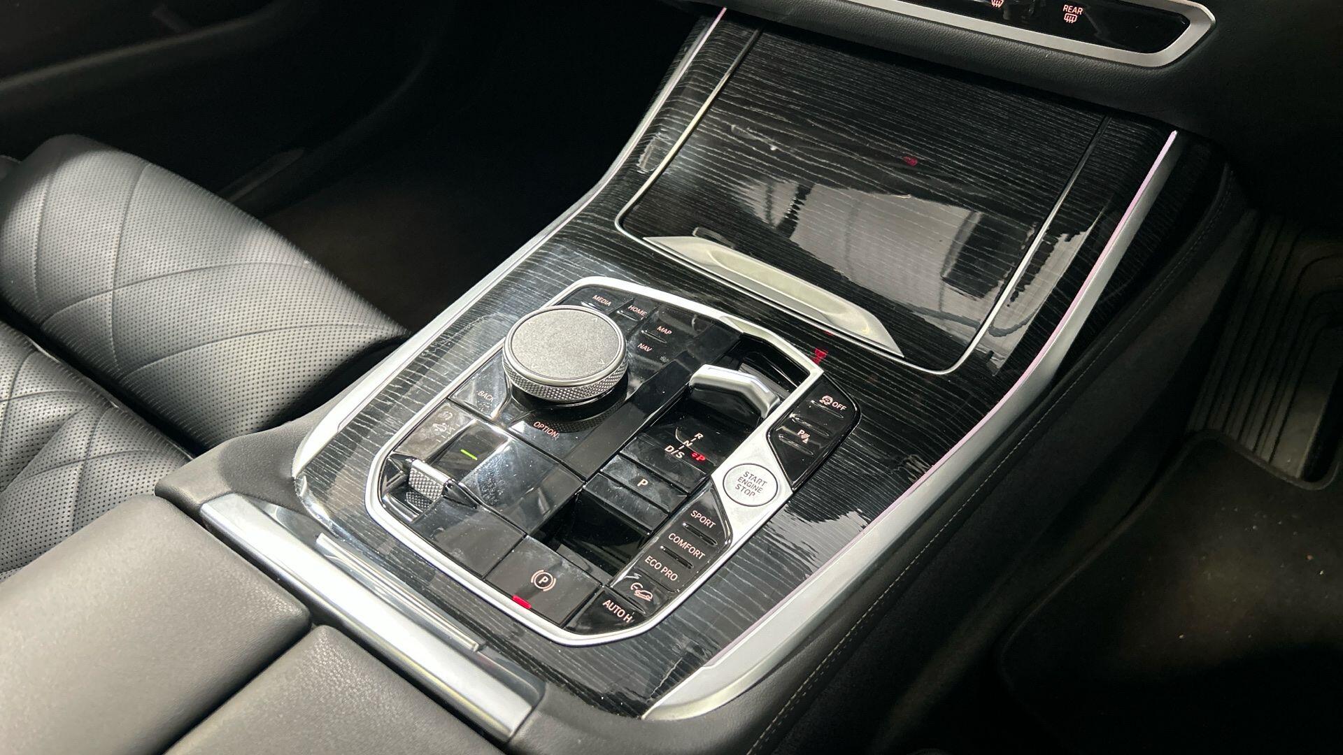 BMW X7 view 10