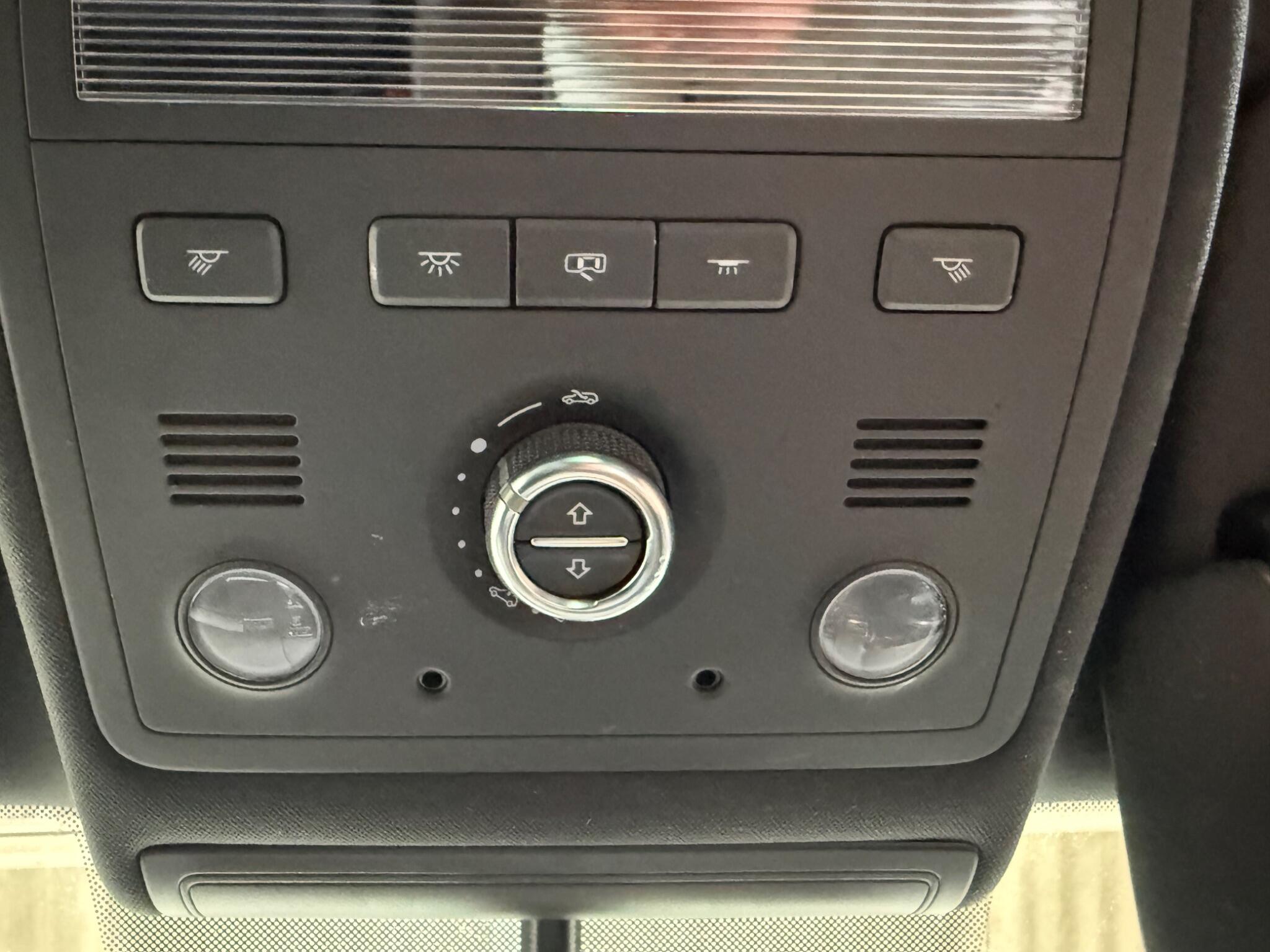 Volkswagen Touareg view 14