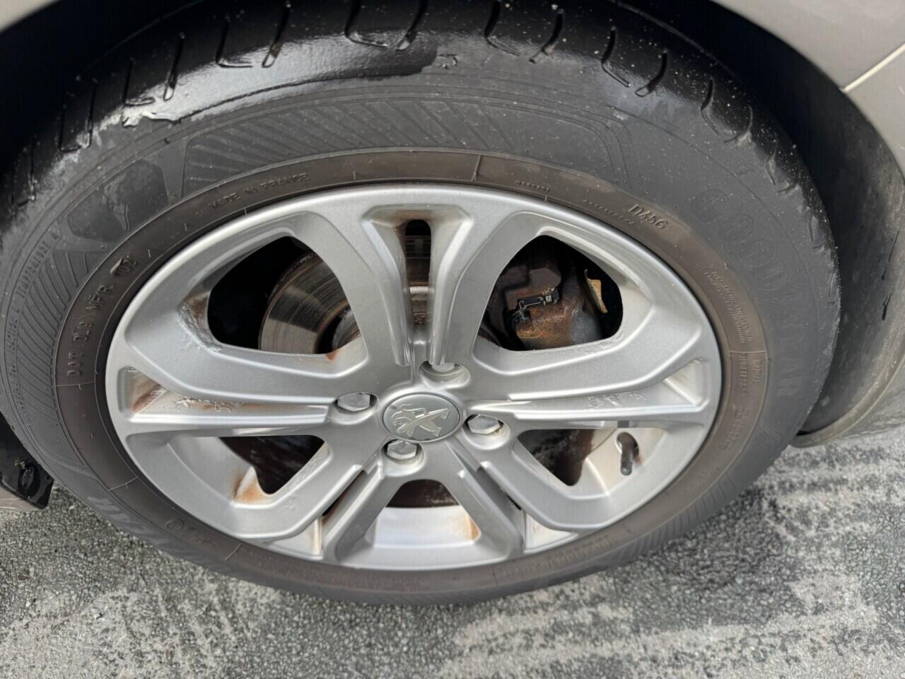 Peugeot 208 view 5