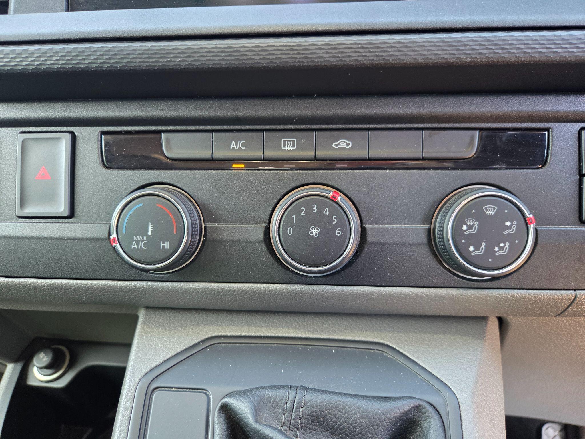 Volkswagen Transporter view 28