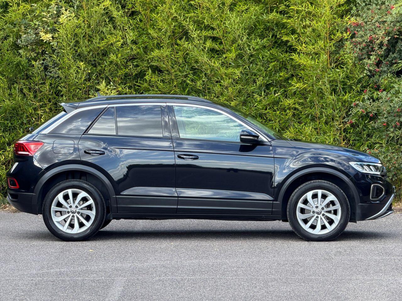 Volkswagen T-Roc view 3