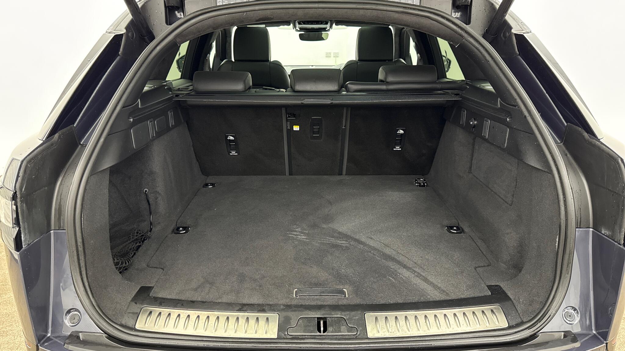 Land Rover Range Rover Velar view 10