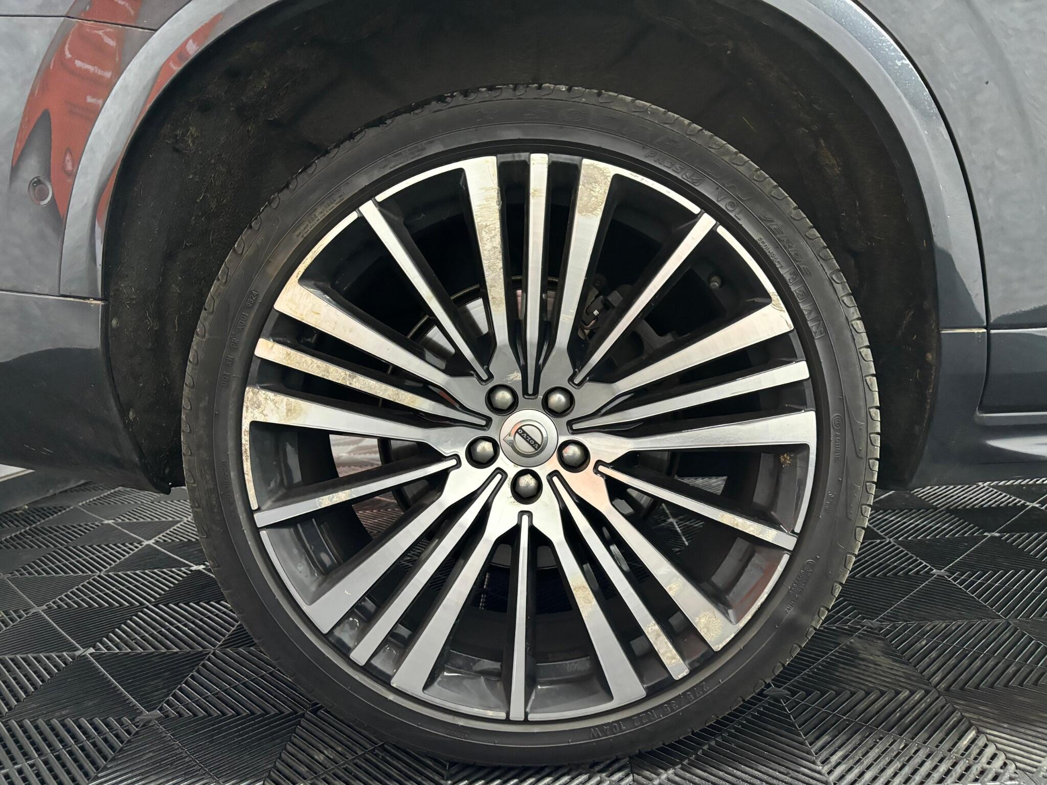 Volvo XC90 view 40
