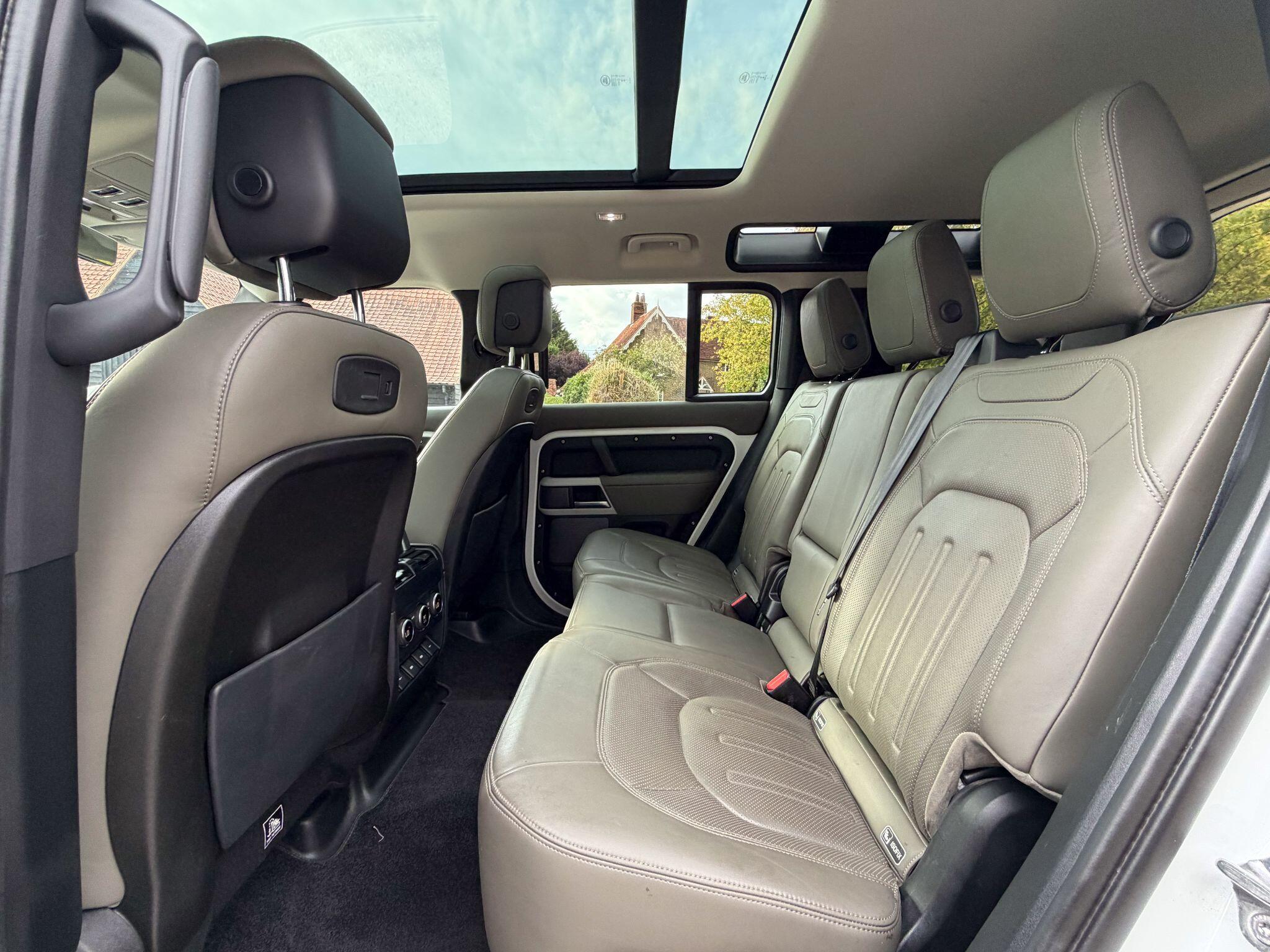 Land Rover Defender 110 view 17