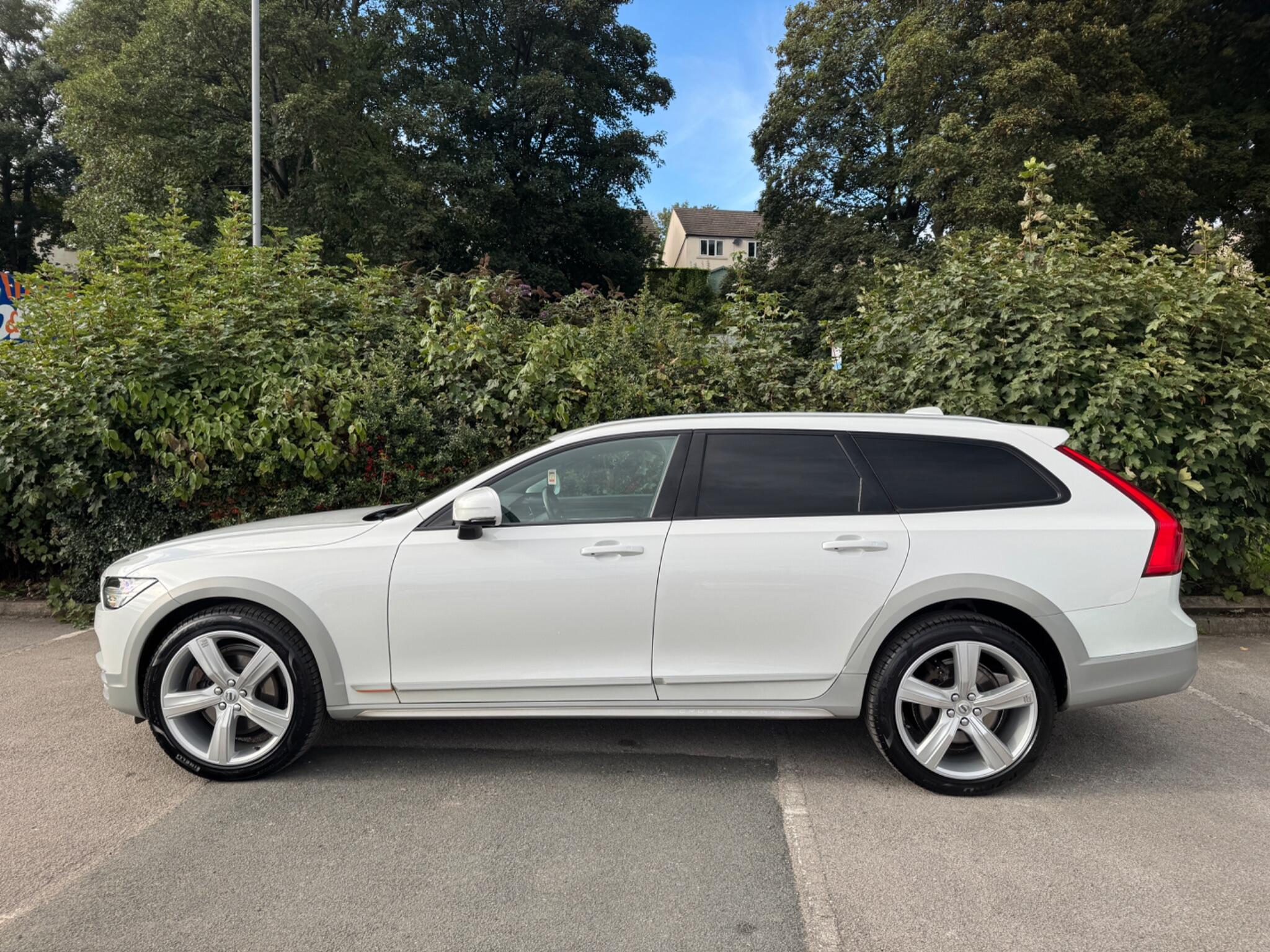 Volvo V90 Cross Country view 10