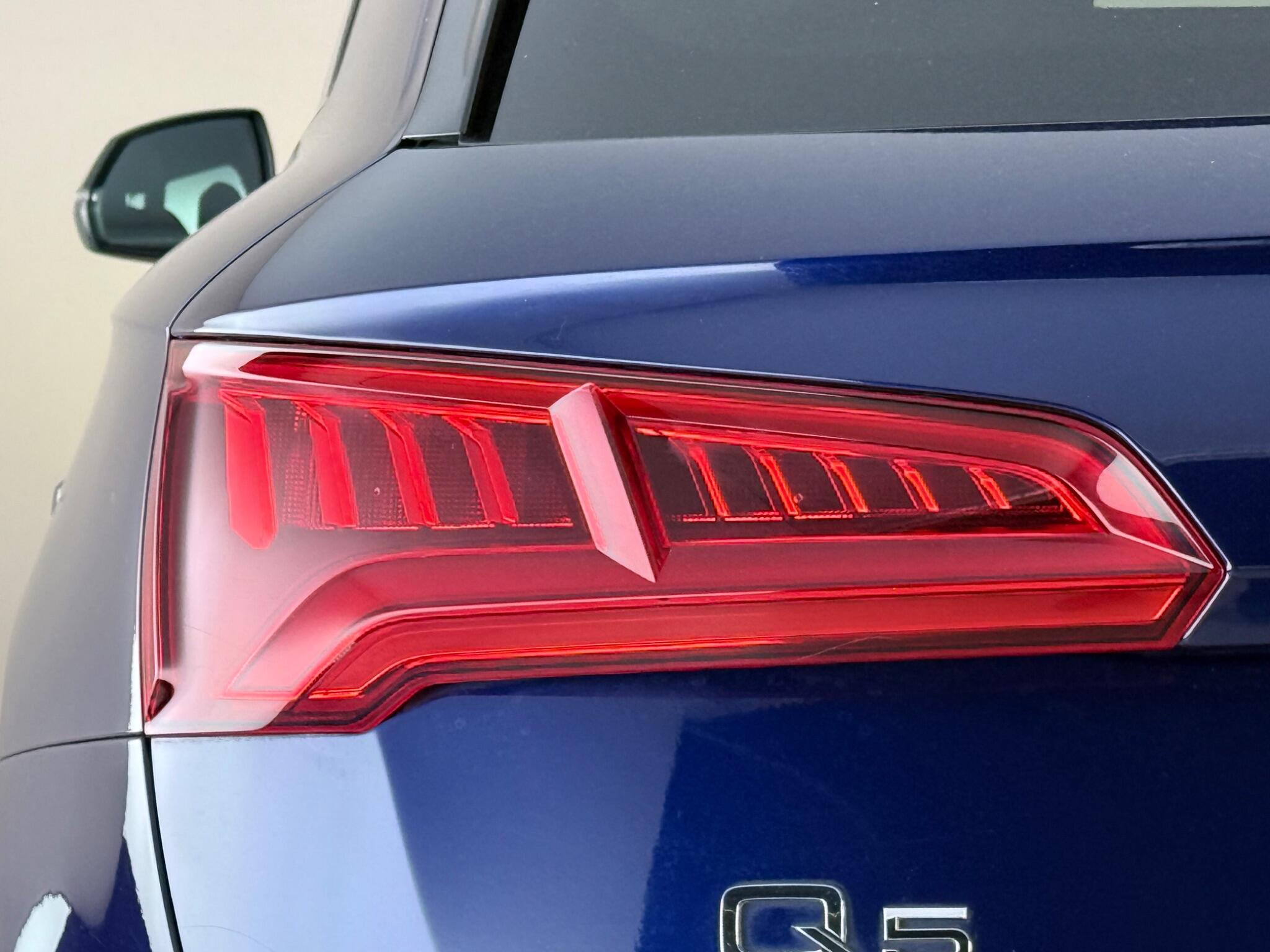 Audi Q5 view 10