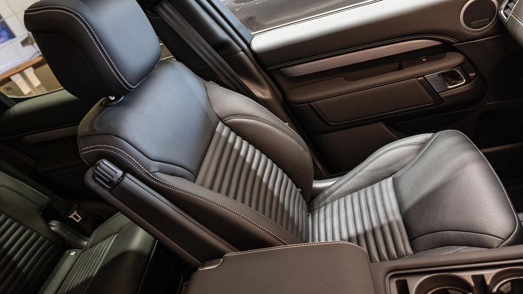 Land Rover Discovery view 14