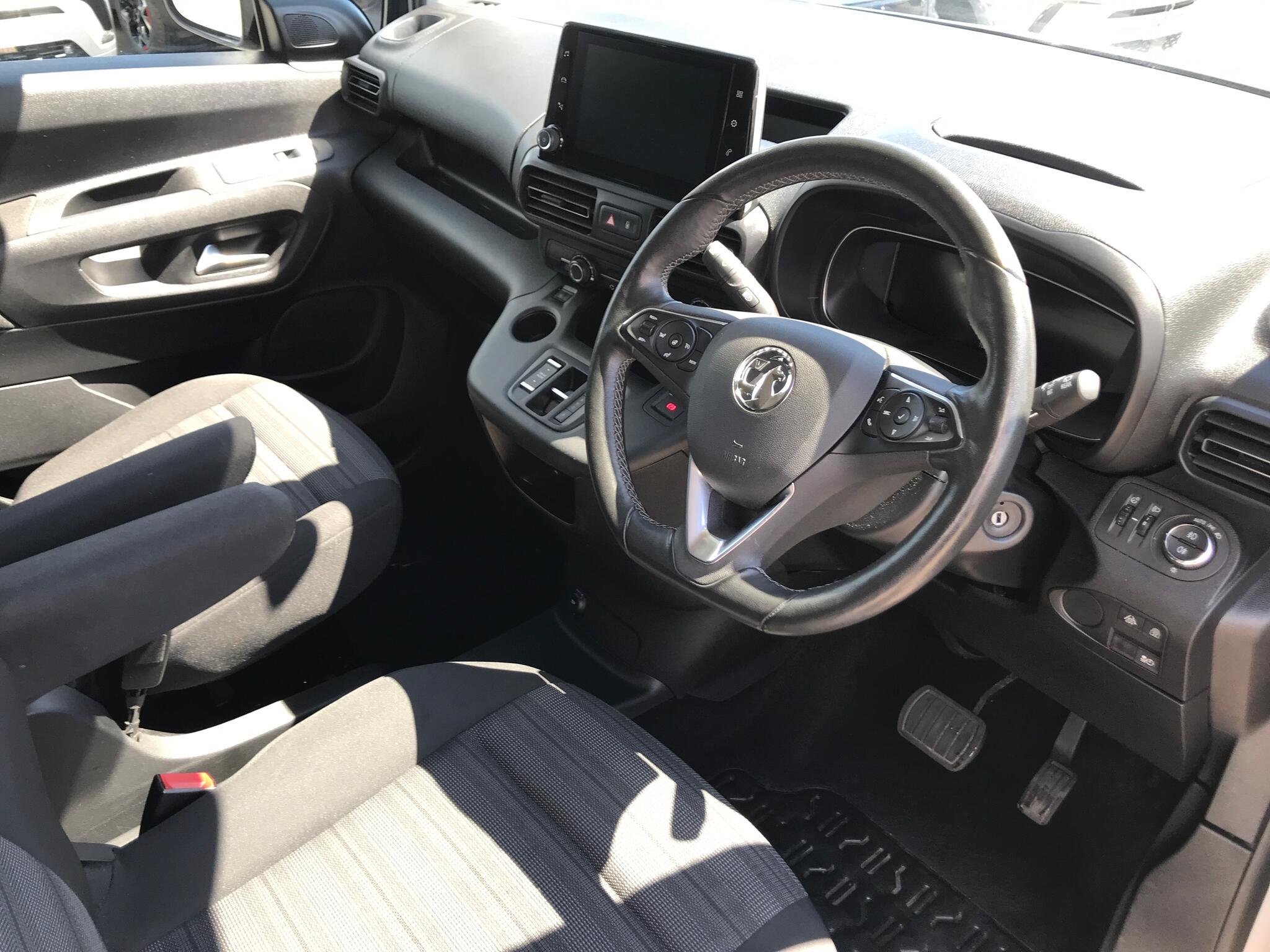 Vauxhall Combo Life Electric view 11