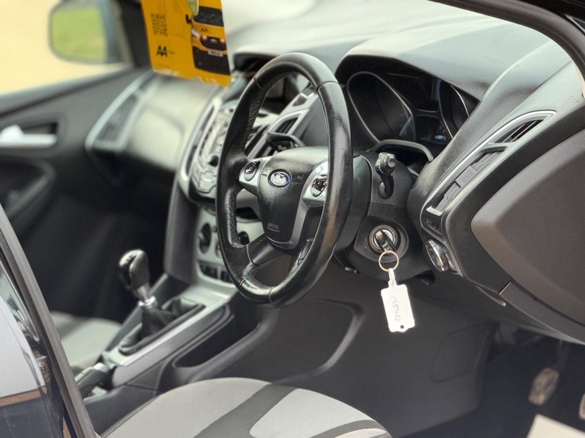 2014 Ford Focus 1.6 TDCi Zetec Euro 5 (s/s) 5dr image 19