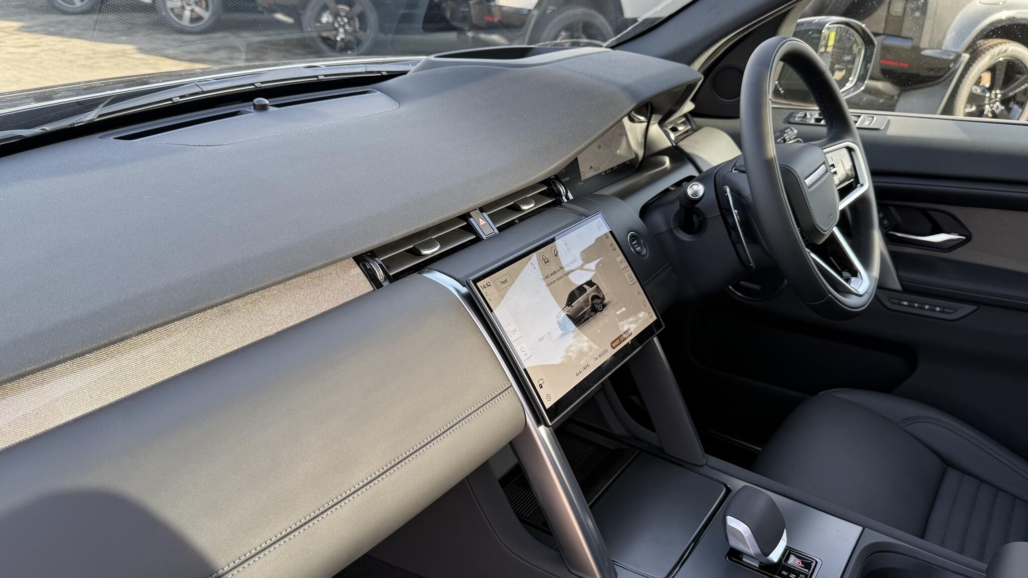 Land Rover Discovery Sport view 51