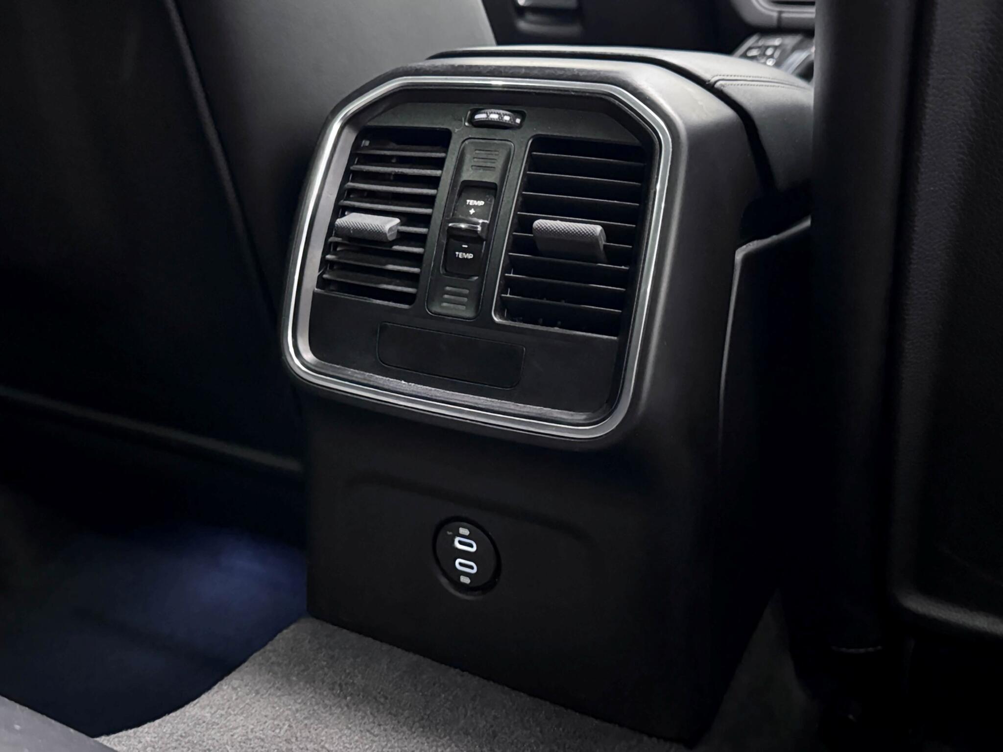 Porsche Macan view 12