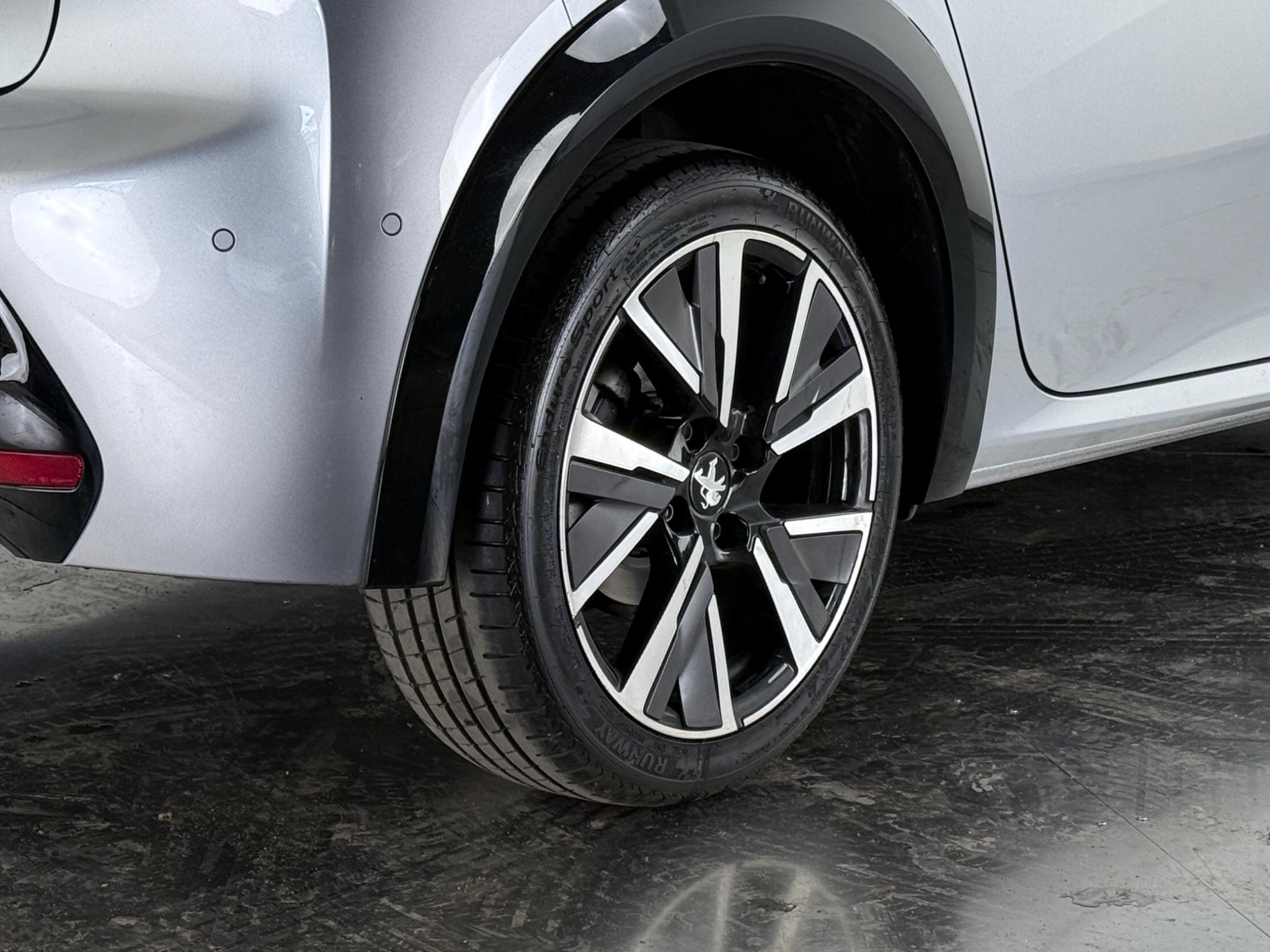Peugeot 208 view 10