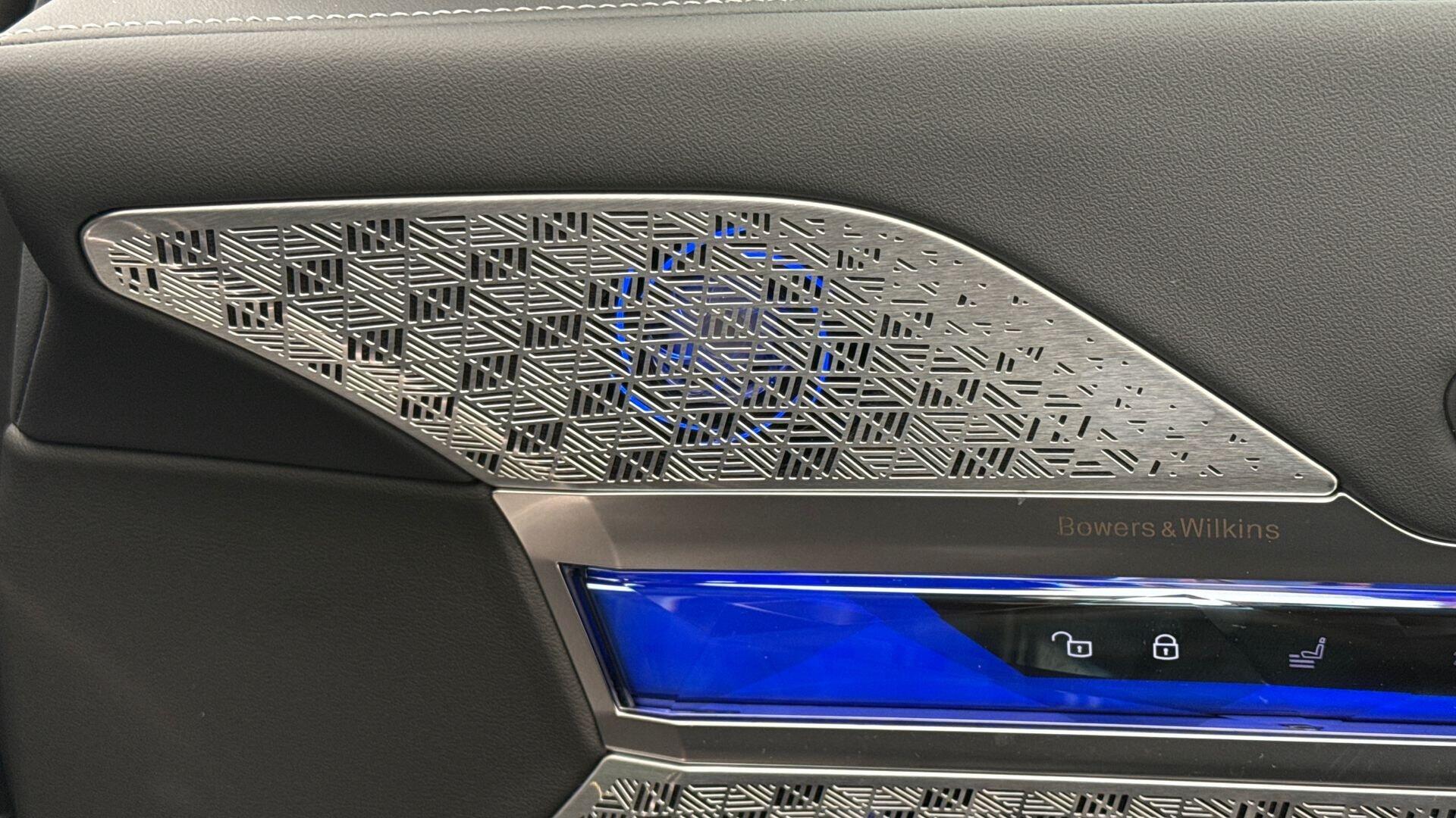 BMW 7 Series view 21