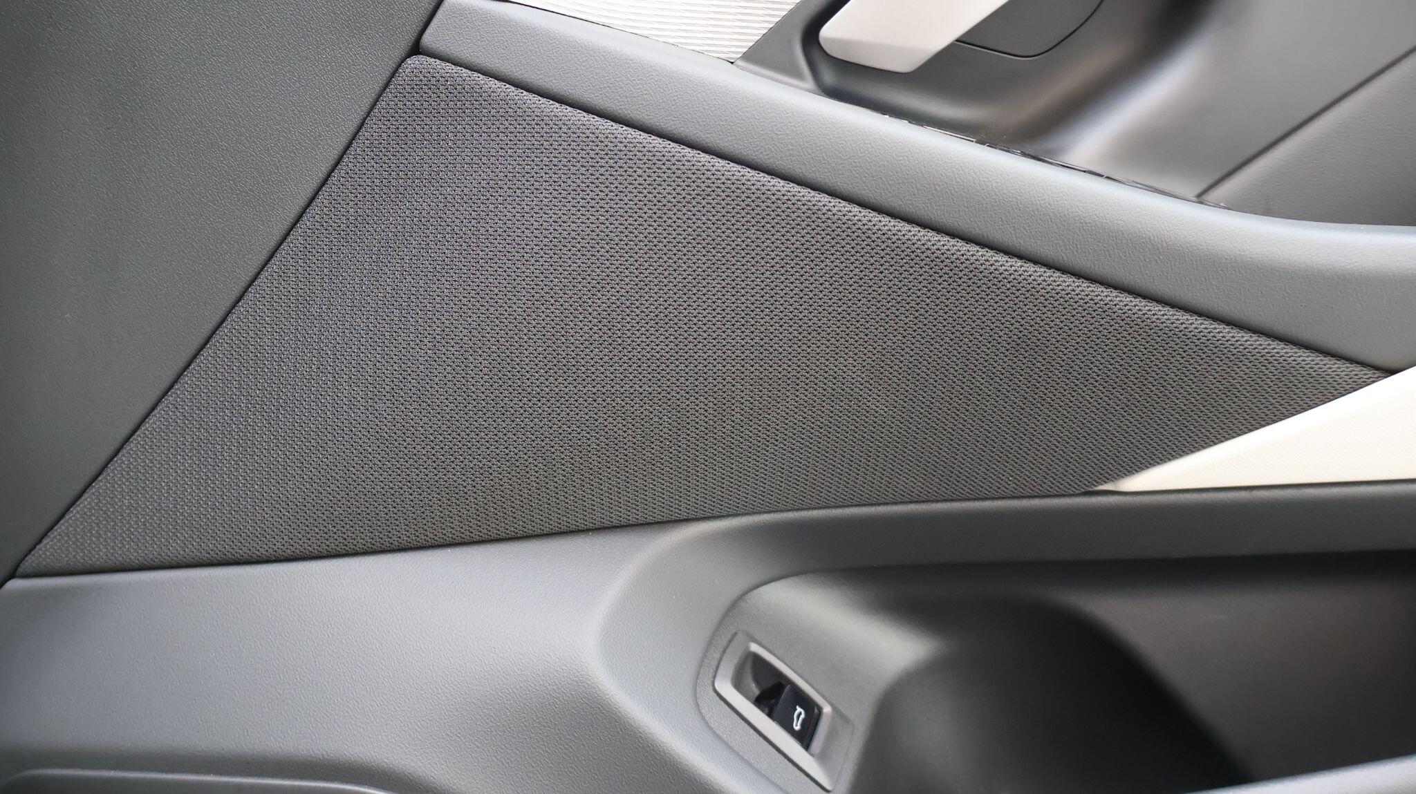 BMW 5 Series view 32