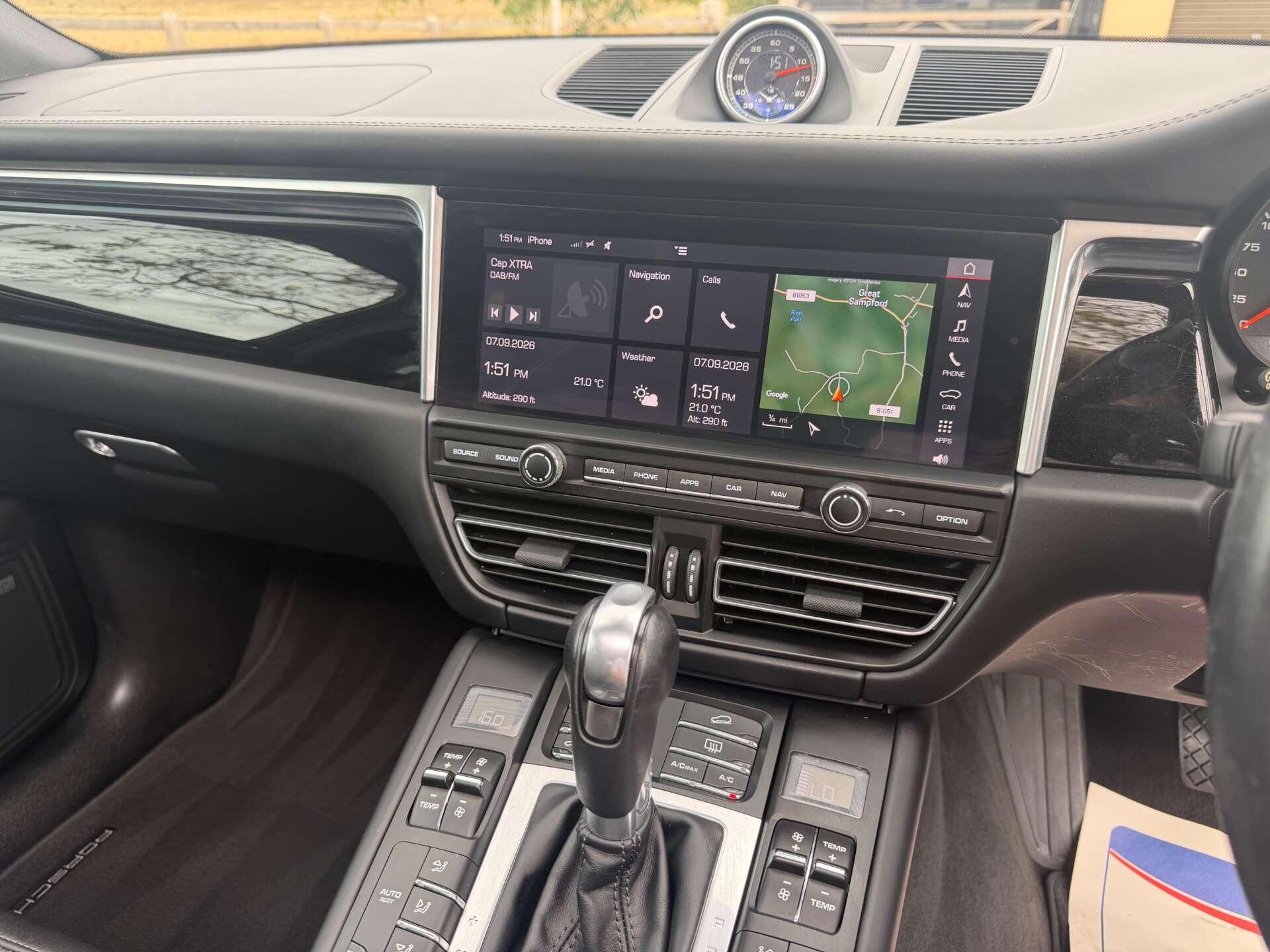Porsche Macan view 22