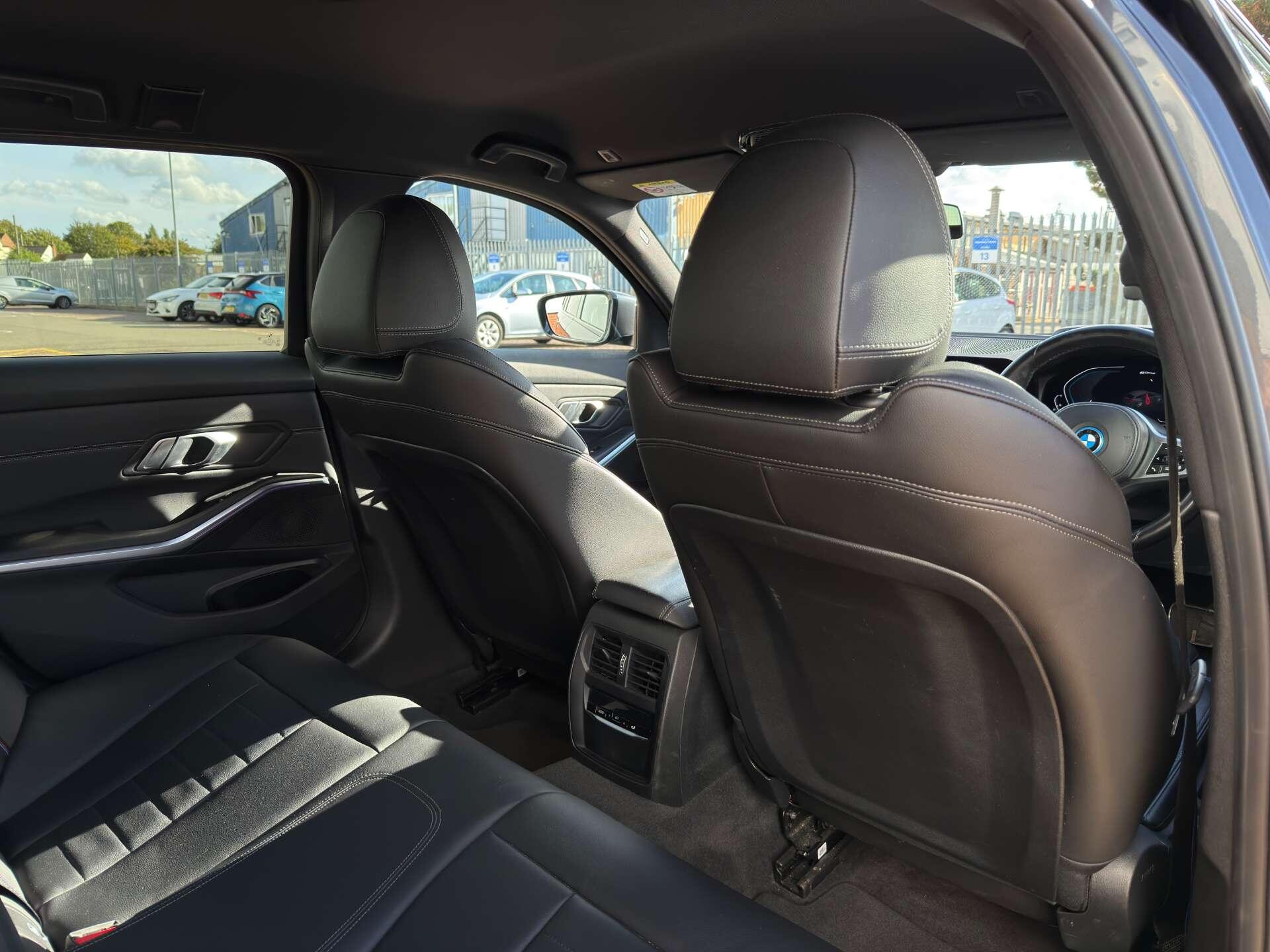 BMW 3 Series view 35